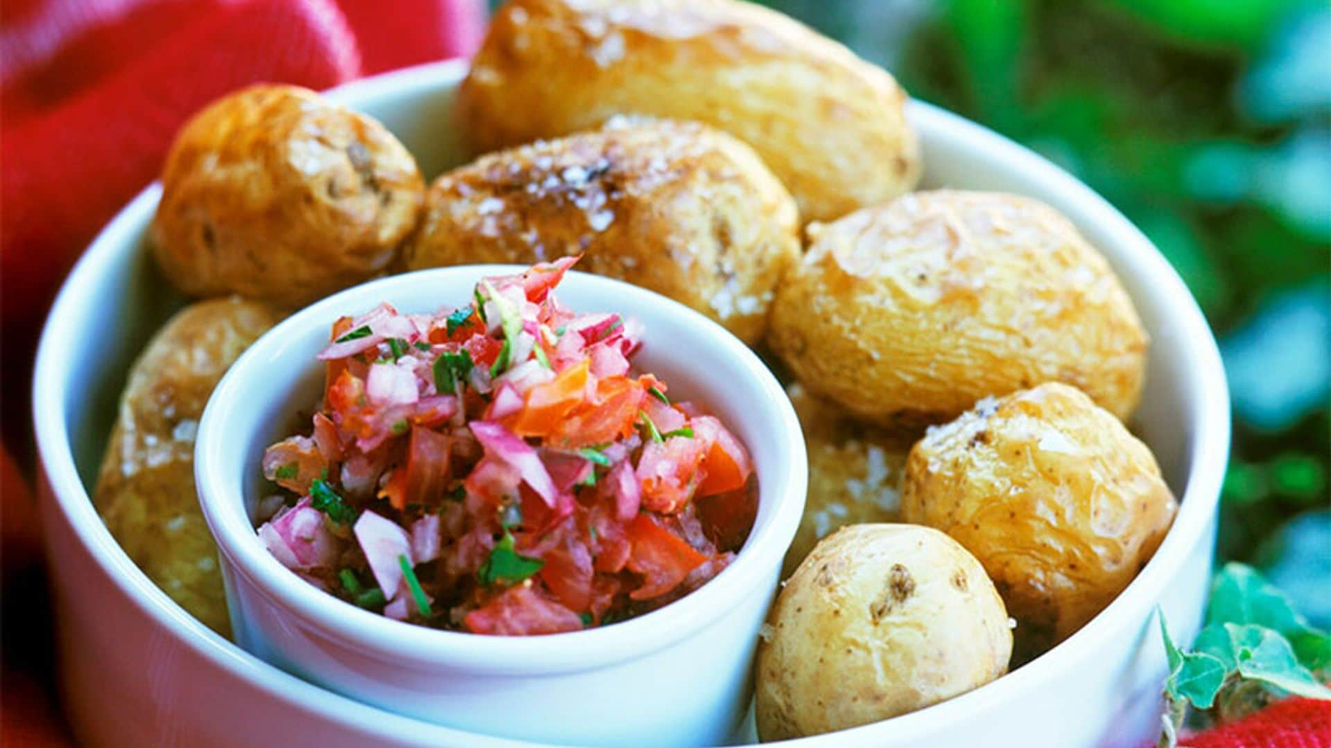 Papas arrugadas con pico de gallo