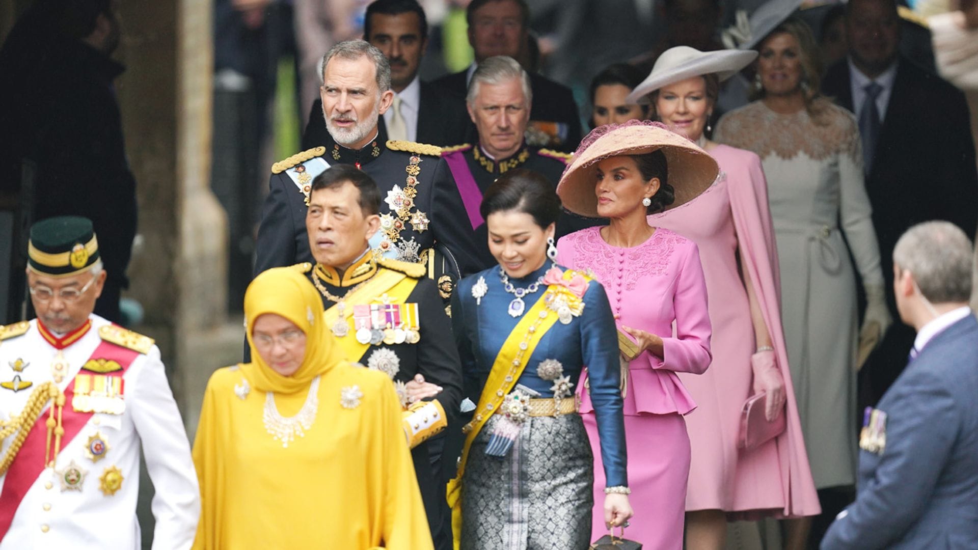 Foto a foto: todas las familias reales que han acompañado a Carlos III en este día histórico