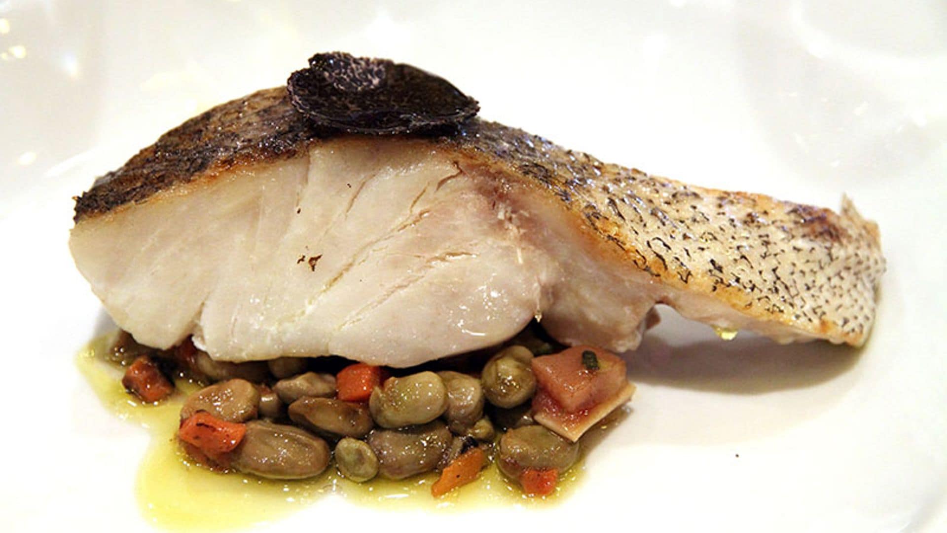 Bacalao con habitas y oreja de cerdo