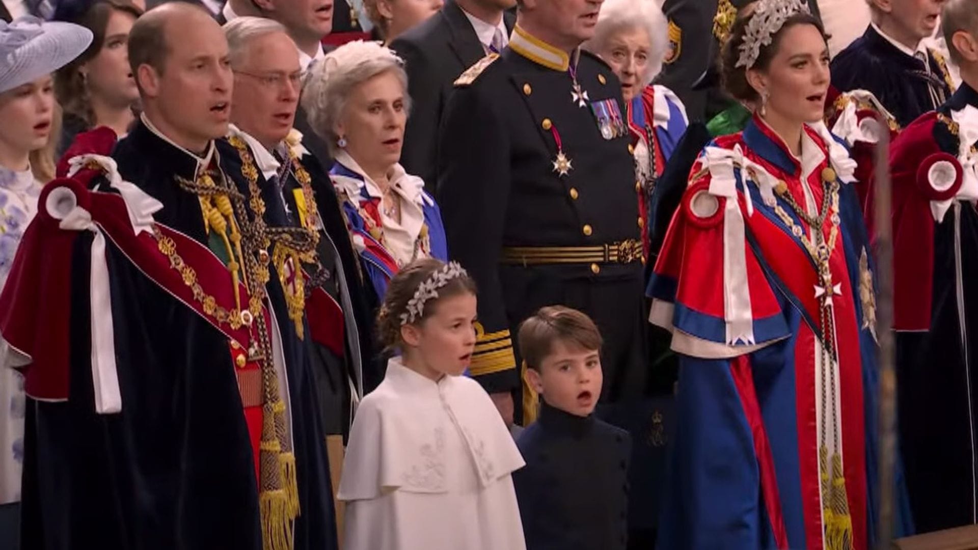 No te pierdas el vídeo más tierno del príncipe Louis entonando ‘God save the King’ ante su abuelo