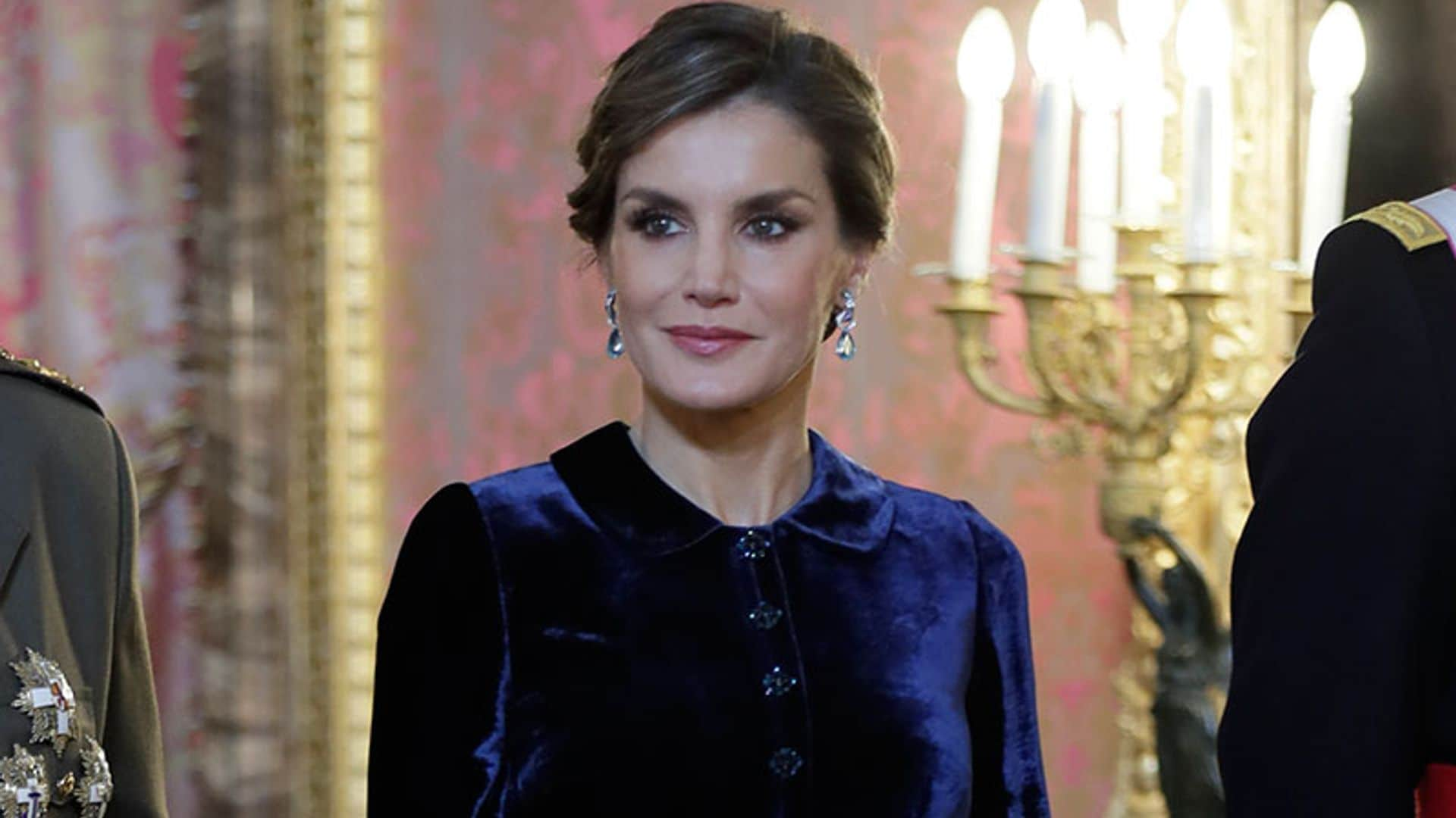 El simbólico look de Doña Letizia, en terciopelo y con sus joyas fetiche