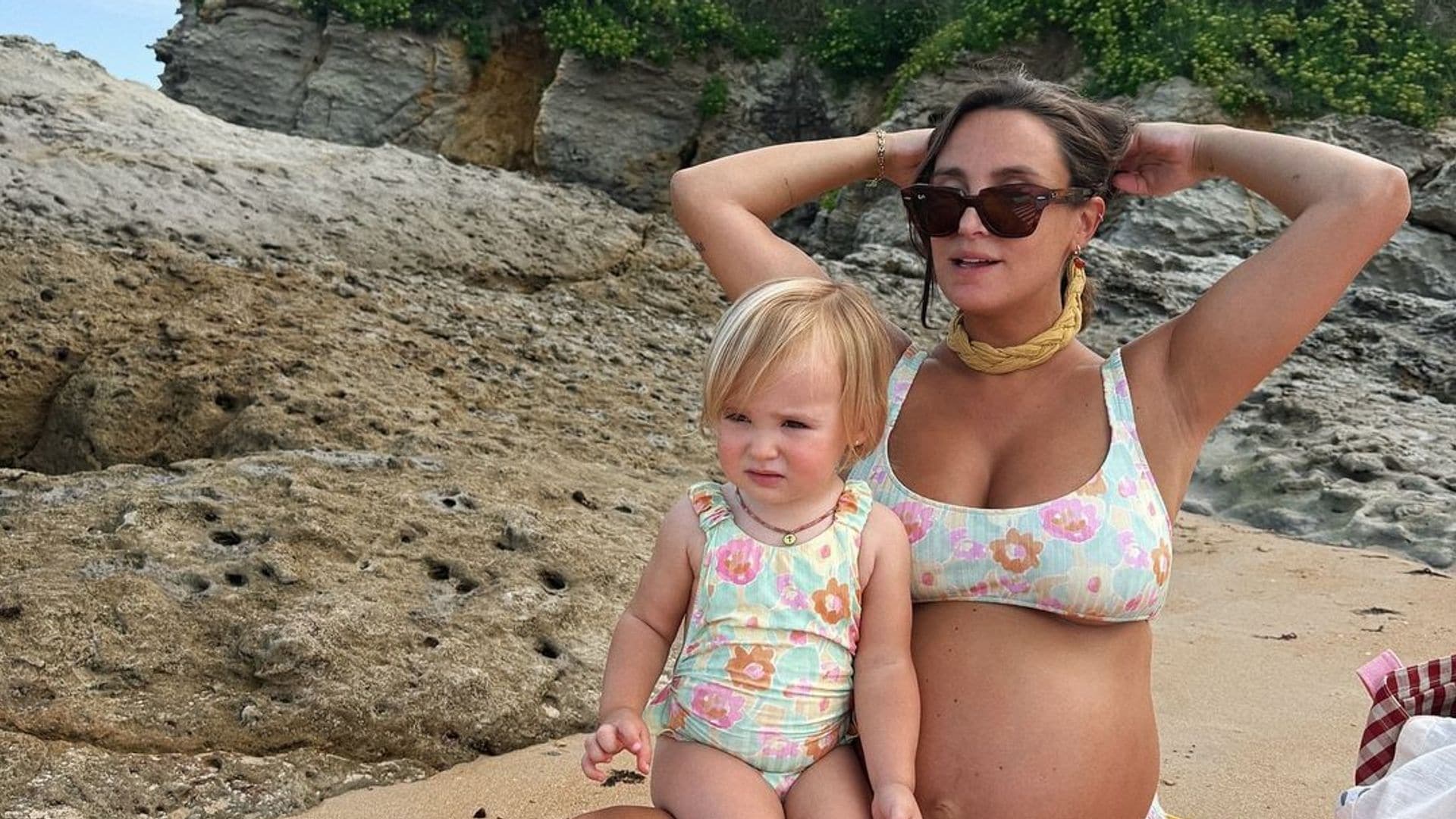 Marta Pombo presume de embarazo en la playa con su familia en la recta final