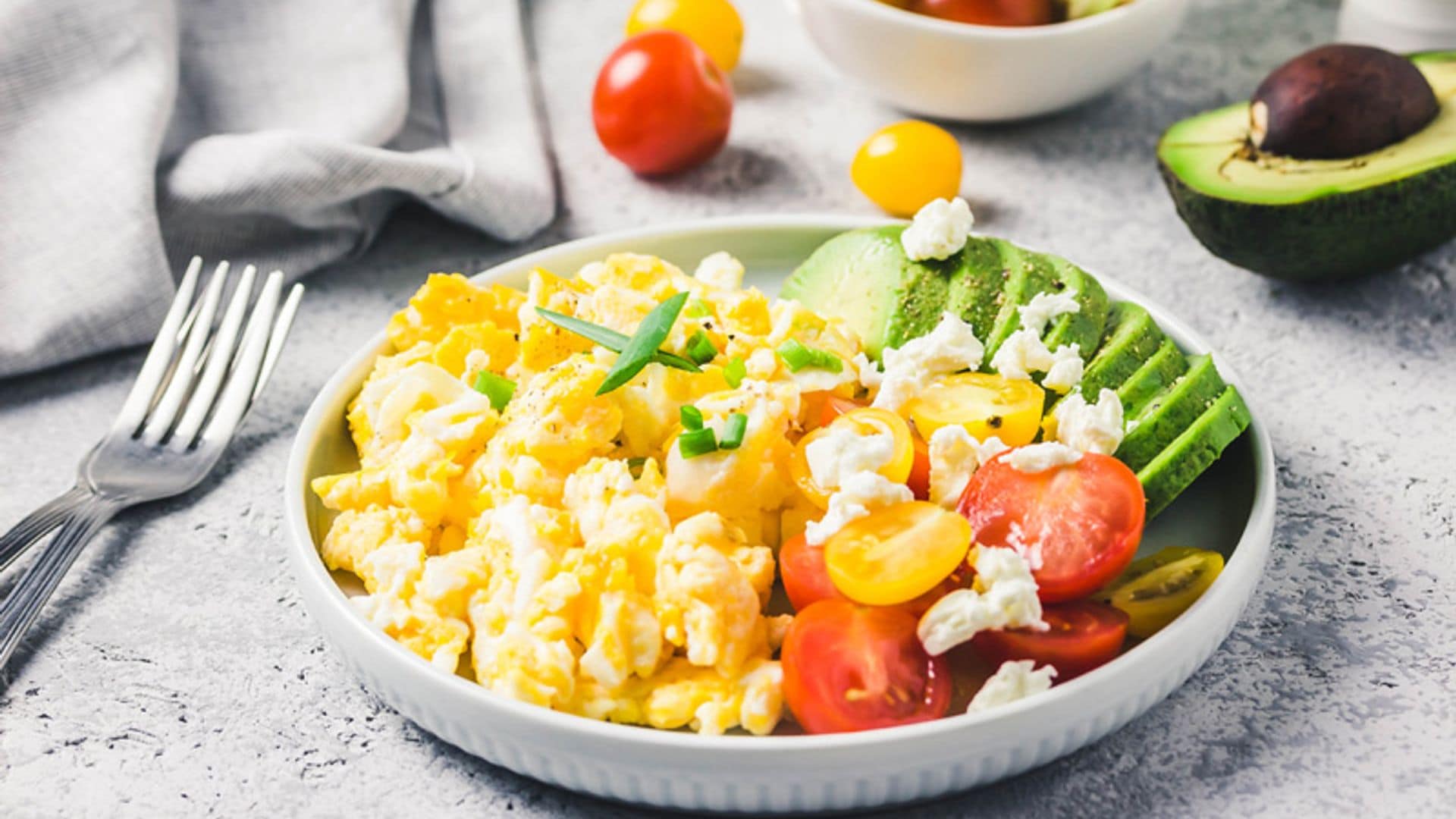 Huevos revueltos con aguacate, tomatitos y queso feta