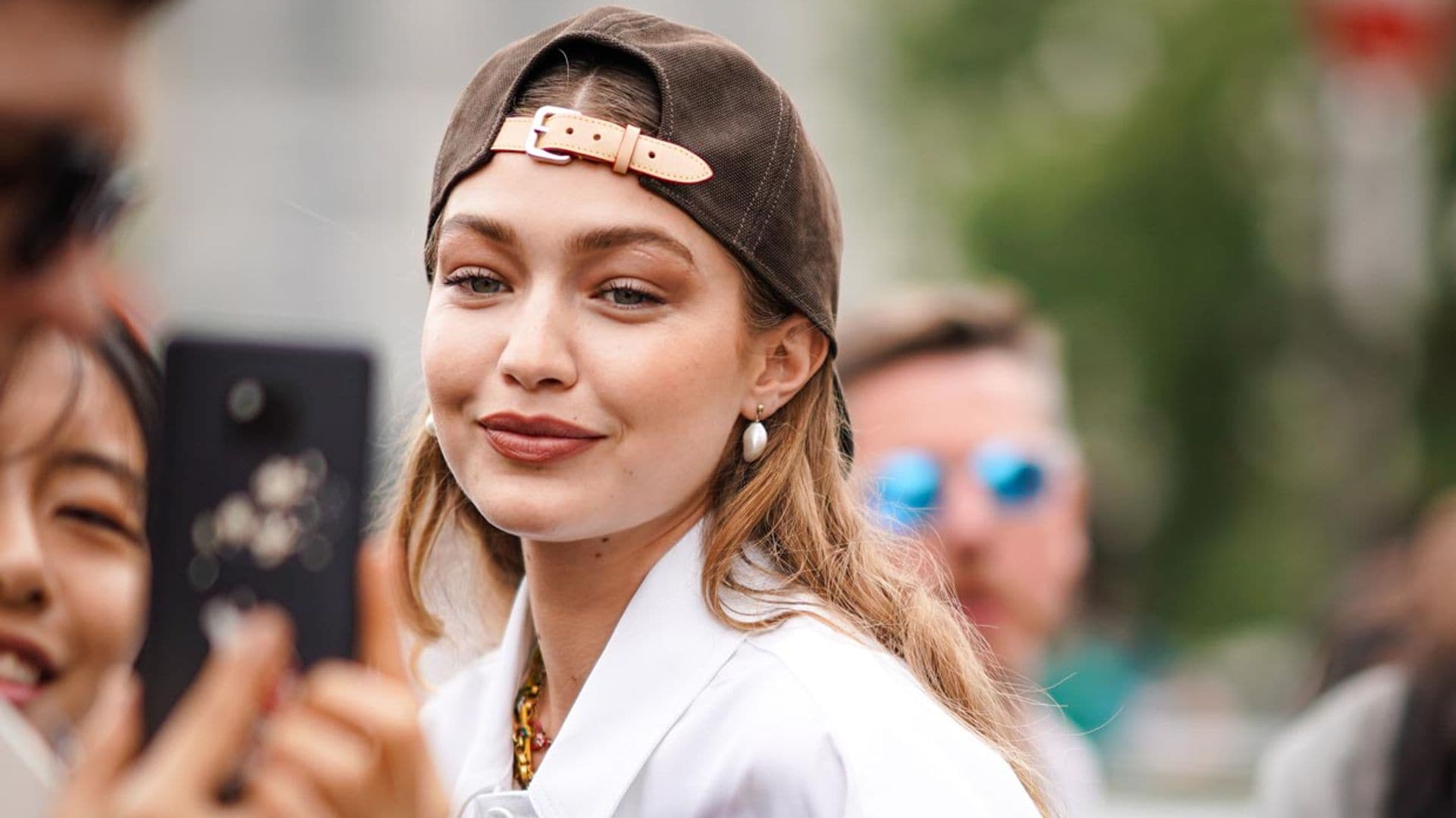 Gigi Hadid recupera la camisa clásica que tú también tienes en tu armario