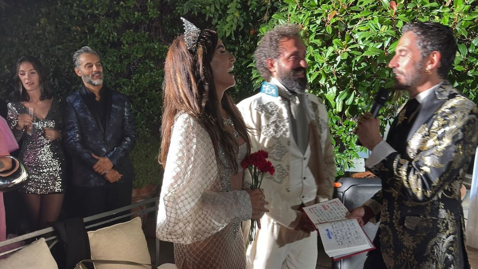 La ‘boda’ de Belén López: vestido transparente en plata, corona y transportada en trono