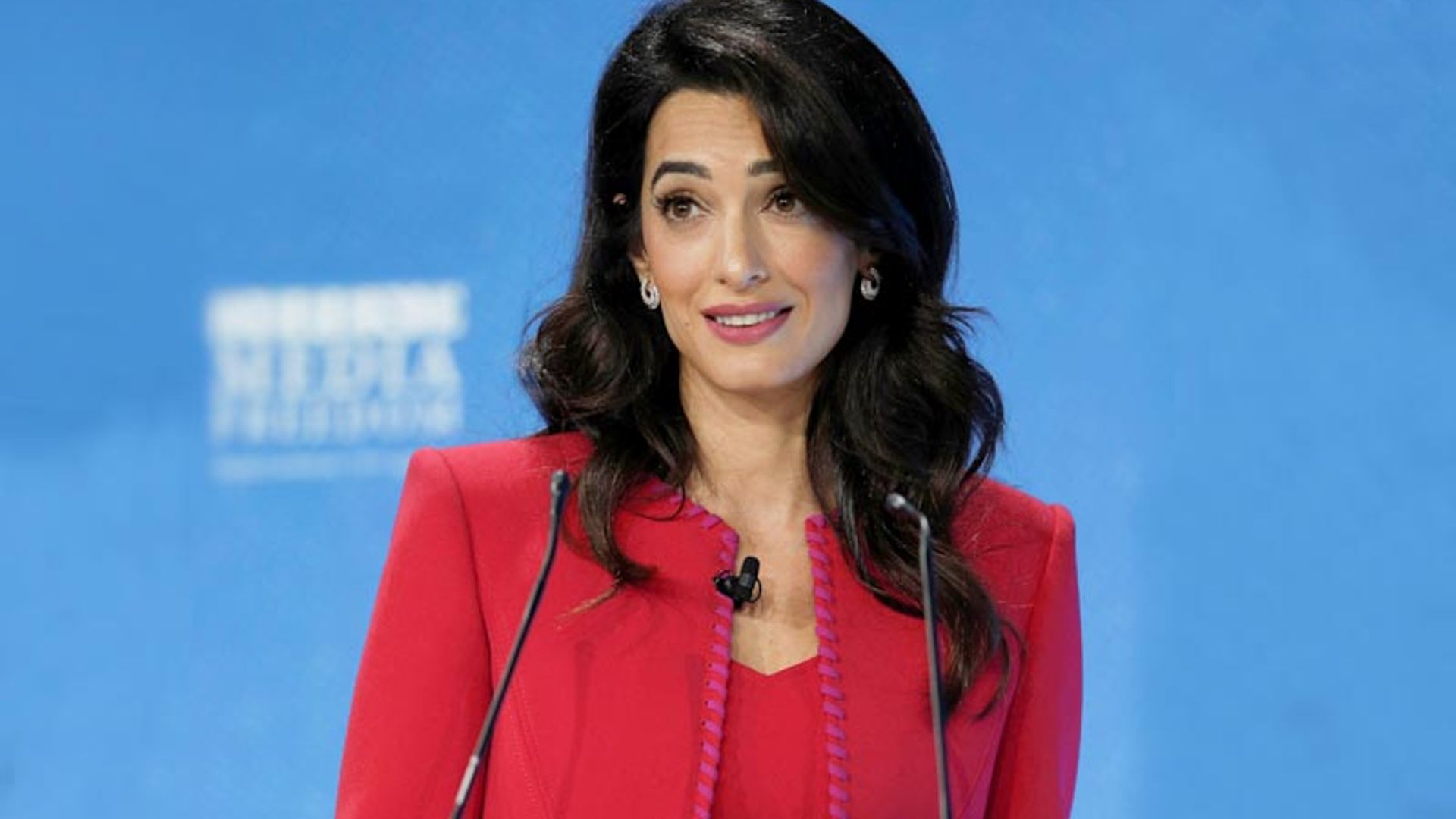 El poderoso look que conecta a Amal Clooney con Victoria's Secret