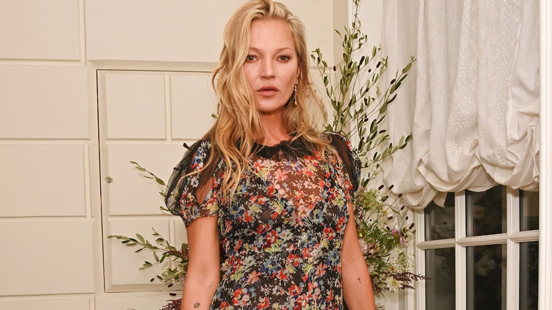 Dos vestidos, dos estilos: Kate Moss apuesta por las dos tendencias del momento para acertar de día o de noche