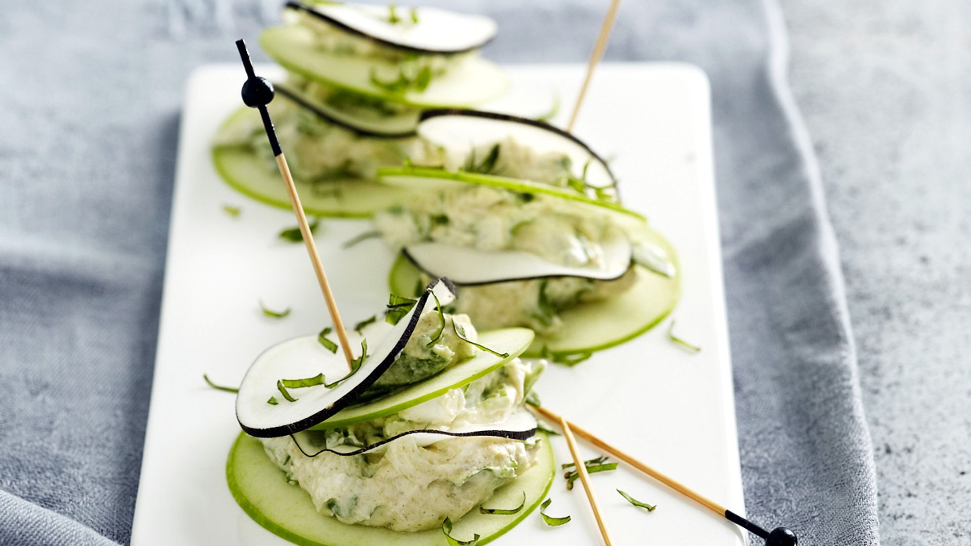 Pinchitos de manzana, rábano y queso de cabra