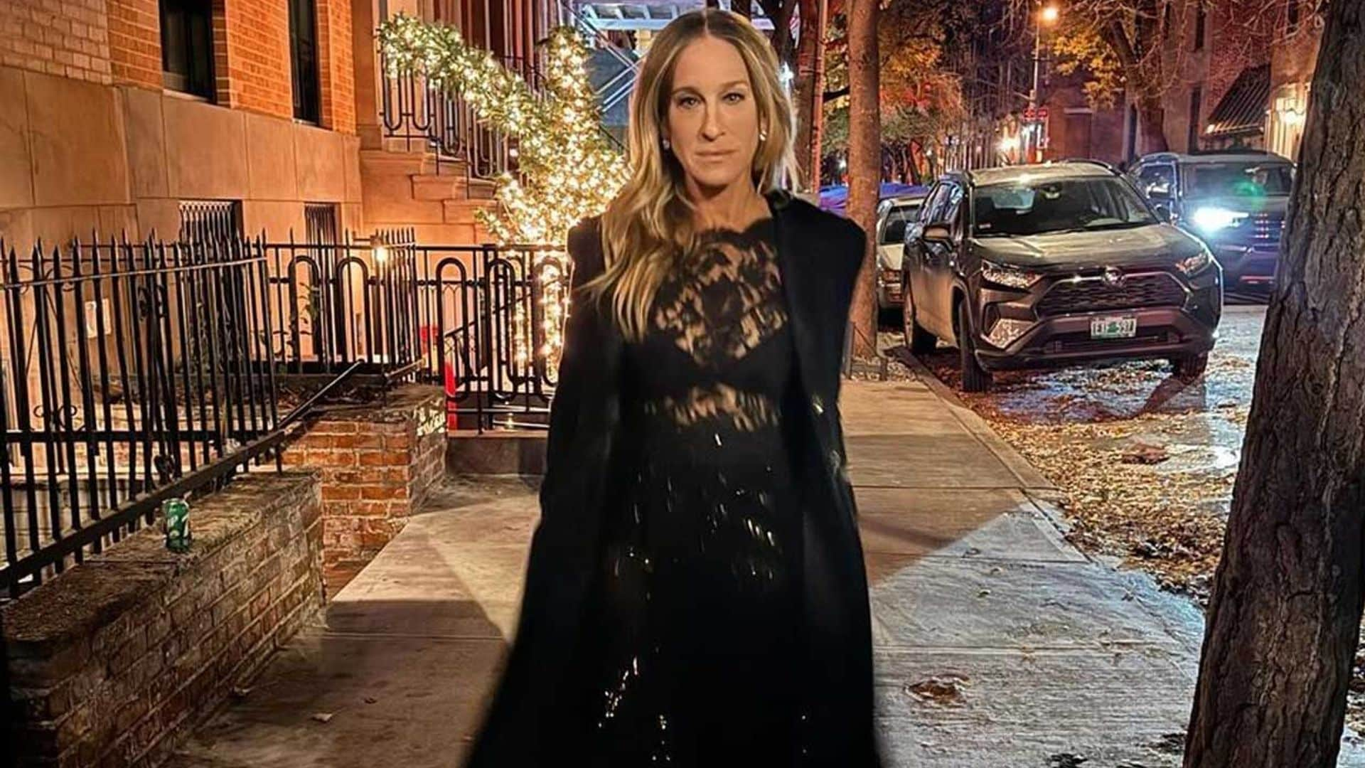 Sarah Jessica Parker, con el look más elegante de Carrie Bradshaw a base de encaje y zapatos con lazo