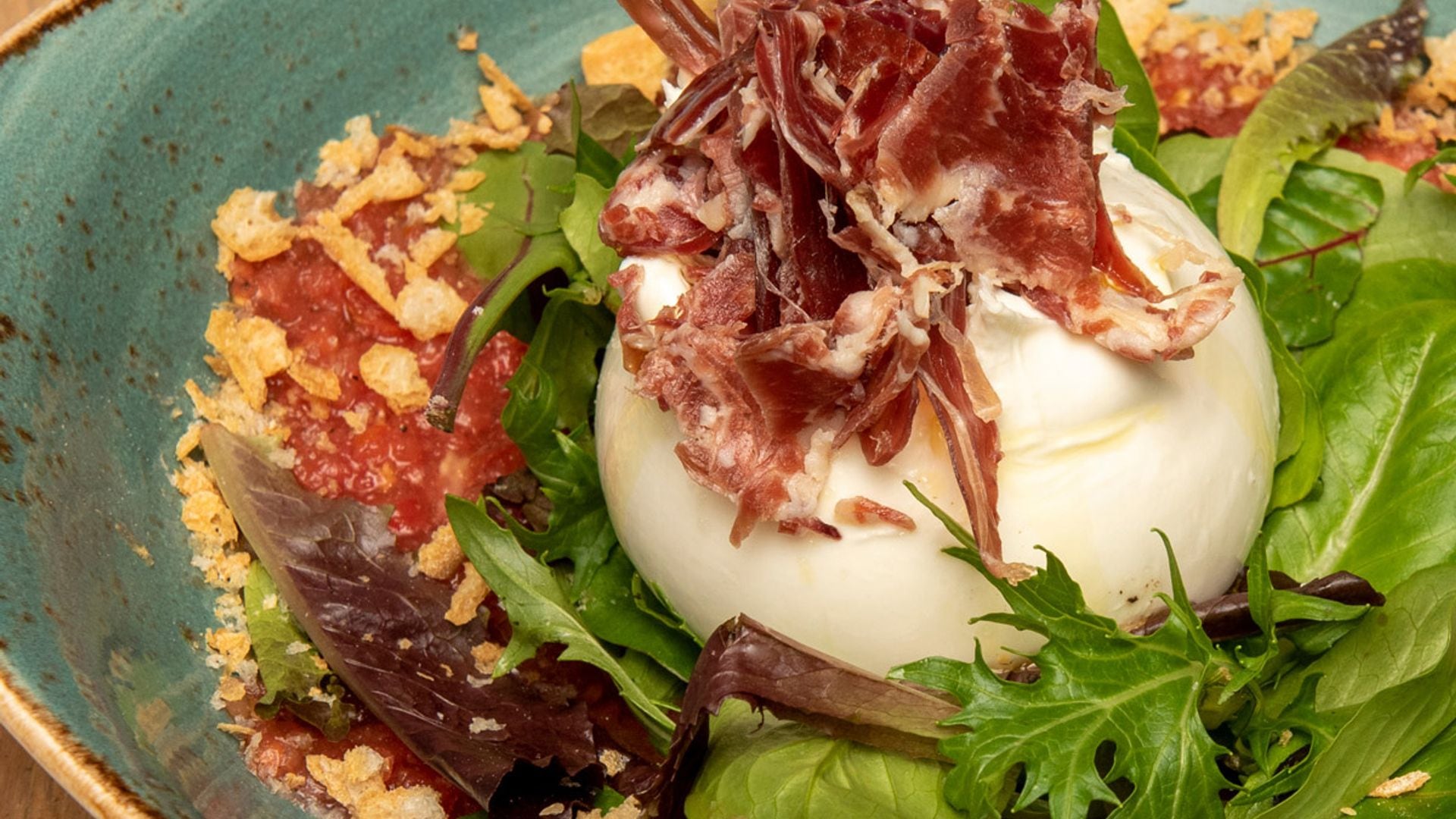 Ensalada de burrata con jamón de bellota ibérico 50%