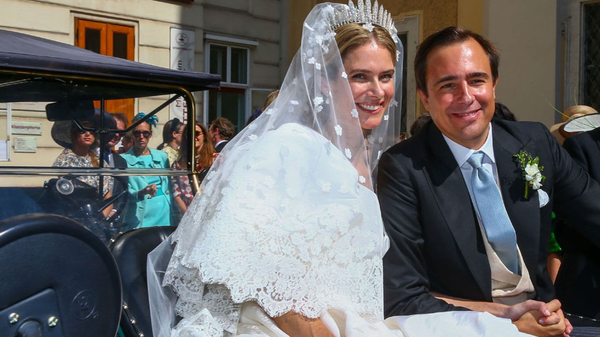 María Anunciata de Liechtenstein, dos vestidos de impacto y tiaras familiares en su gran día