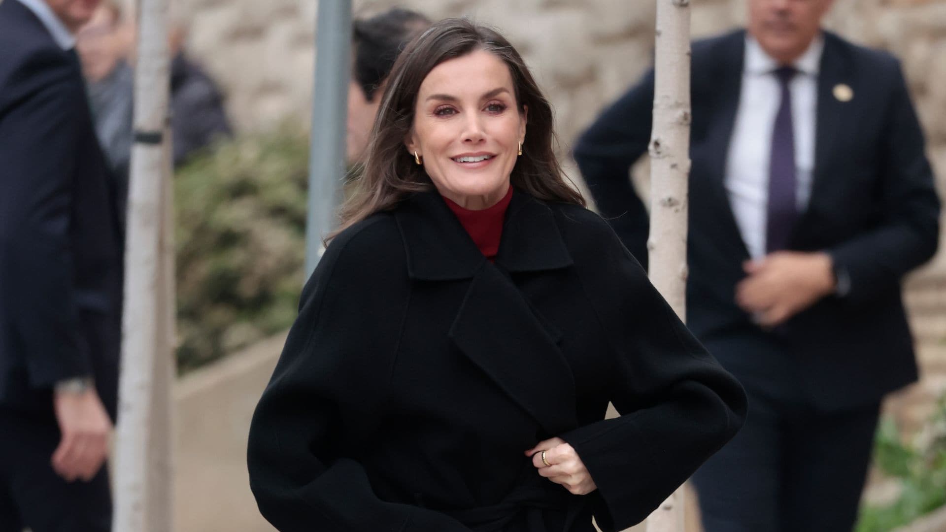 La reina Letizia recicla en Tudela el vestido español de punto rojo que también conquistó a Máxima