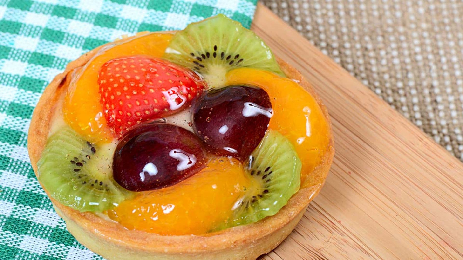 Mini tarta de hojaldre con frutas y crema a la almendra