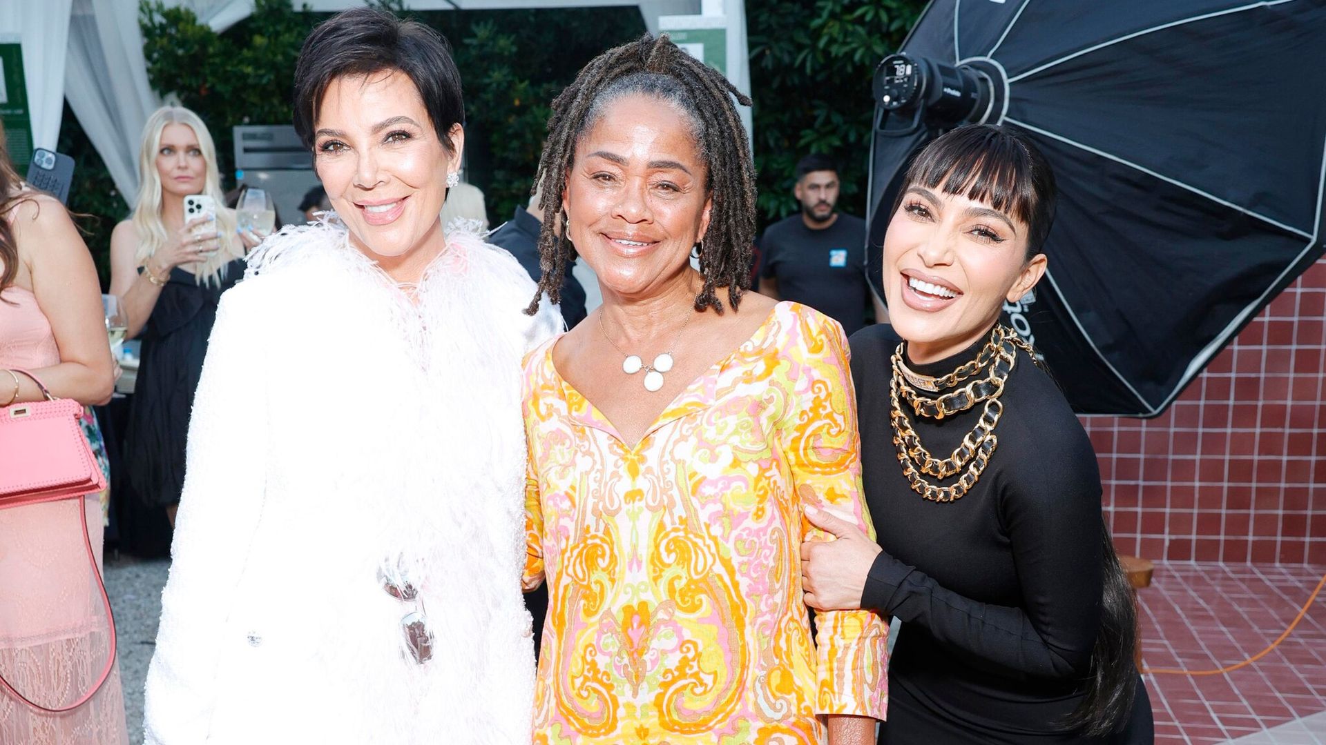 Doria Ragland, madre de Meghan Markle, coincide con las Kardashian en evento de caridad