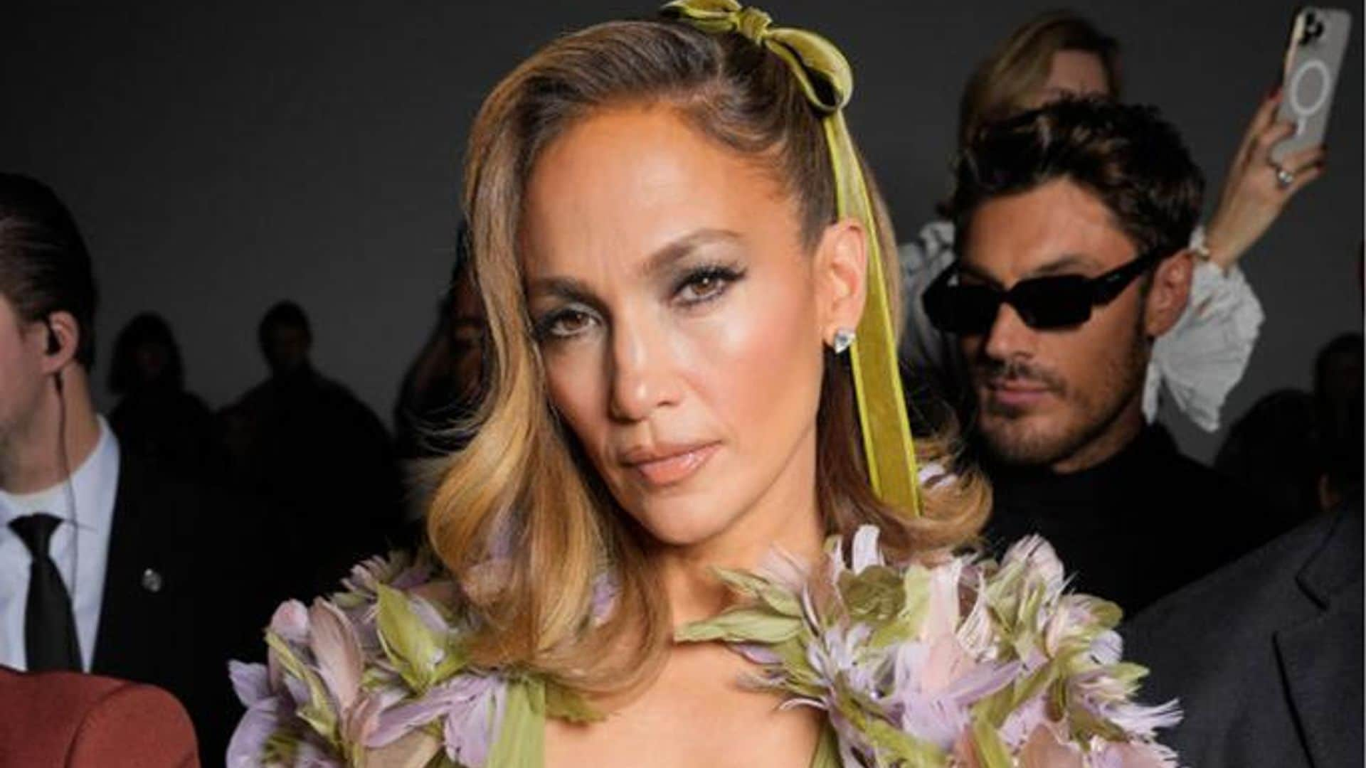 Jennifer Lopez en un espectacular vestido floral para el ‘front row’ de Elie Saab