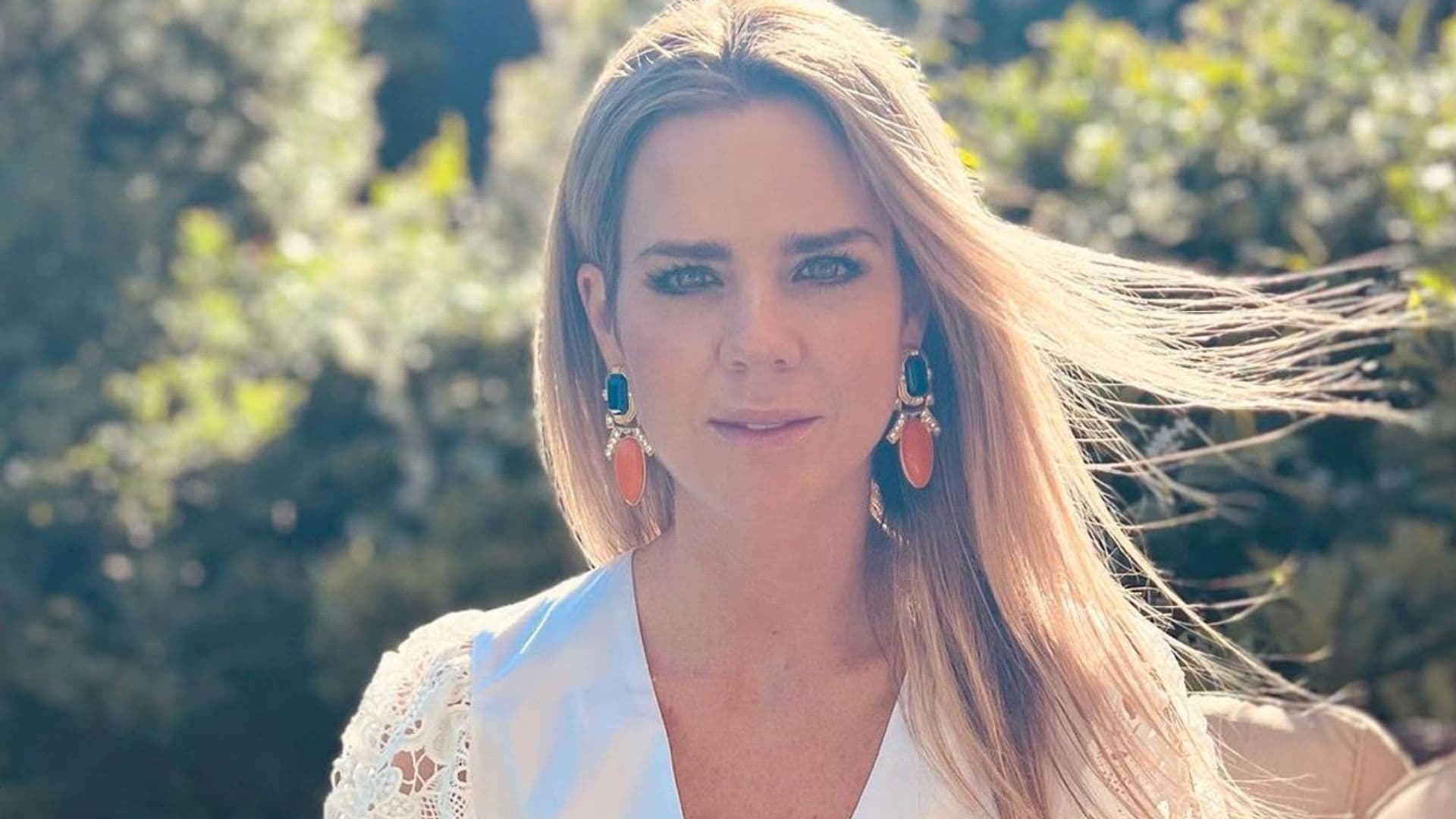 Amelia Bono estrena en Marbella el minivestido con truco que llevarás día y noche con 'mules'