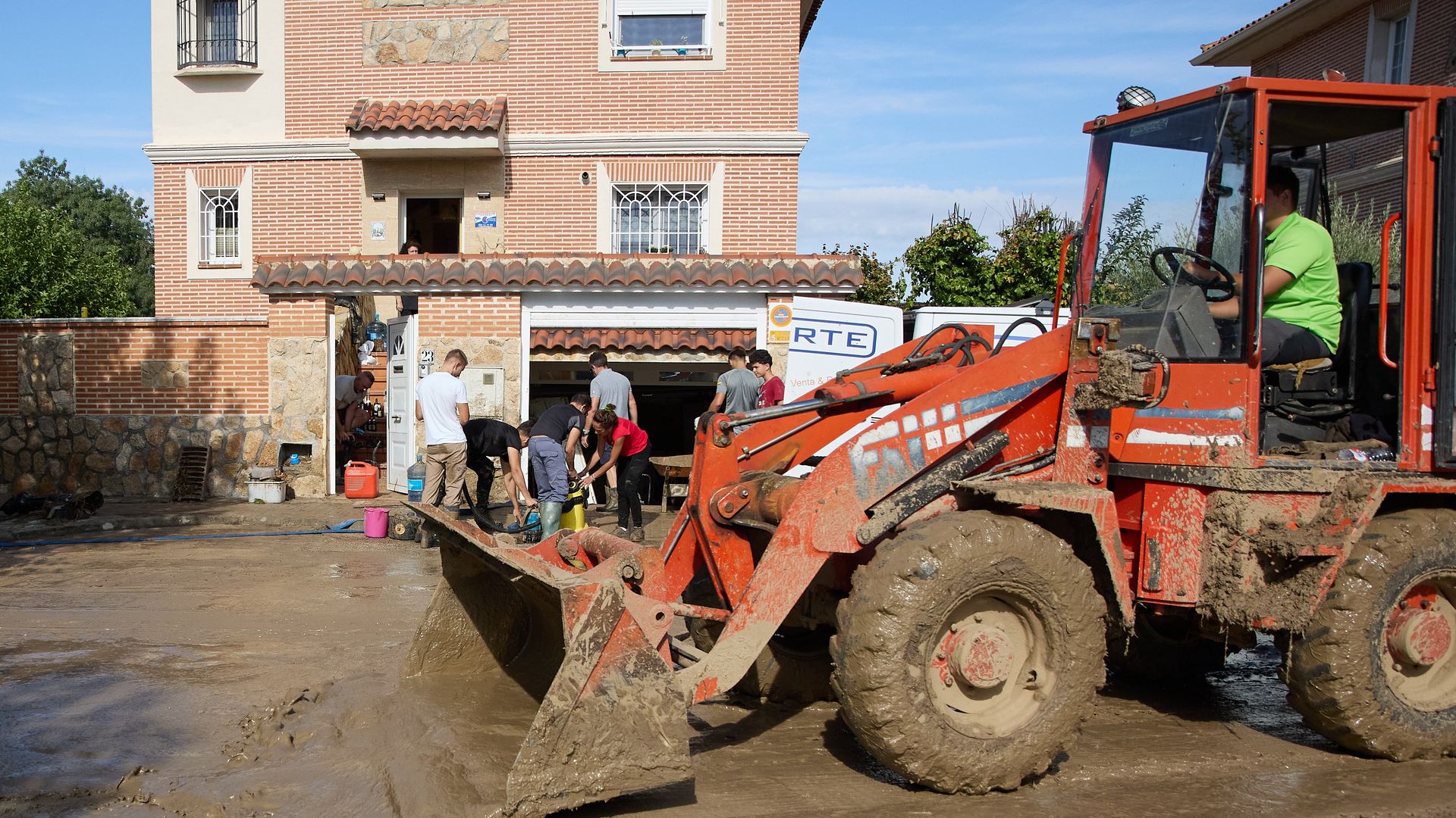 Hablamos con Rubén, el héroe de Utiel que ha salvado decenas de vidas con su tractor