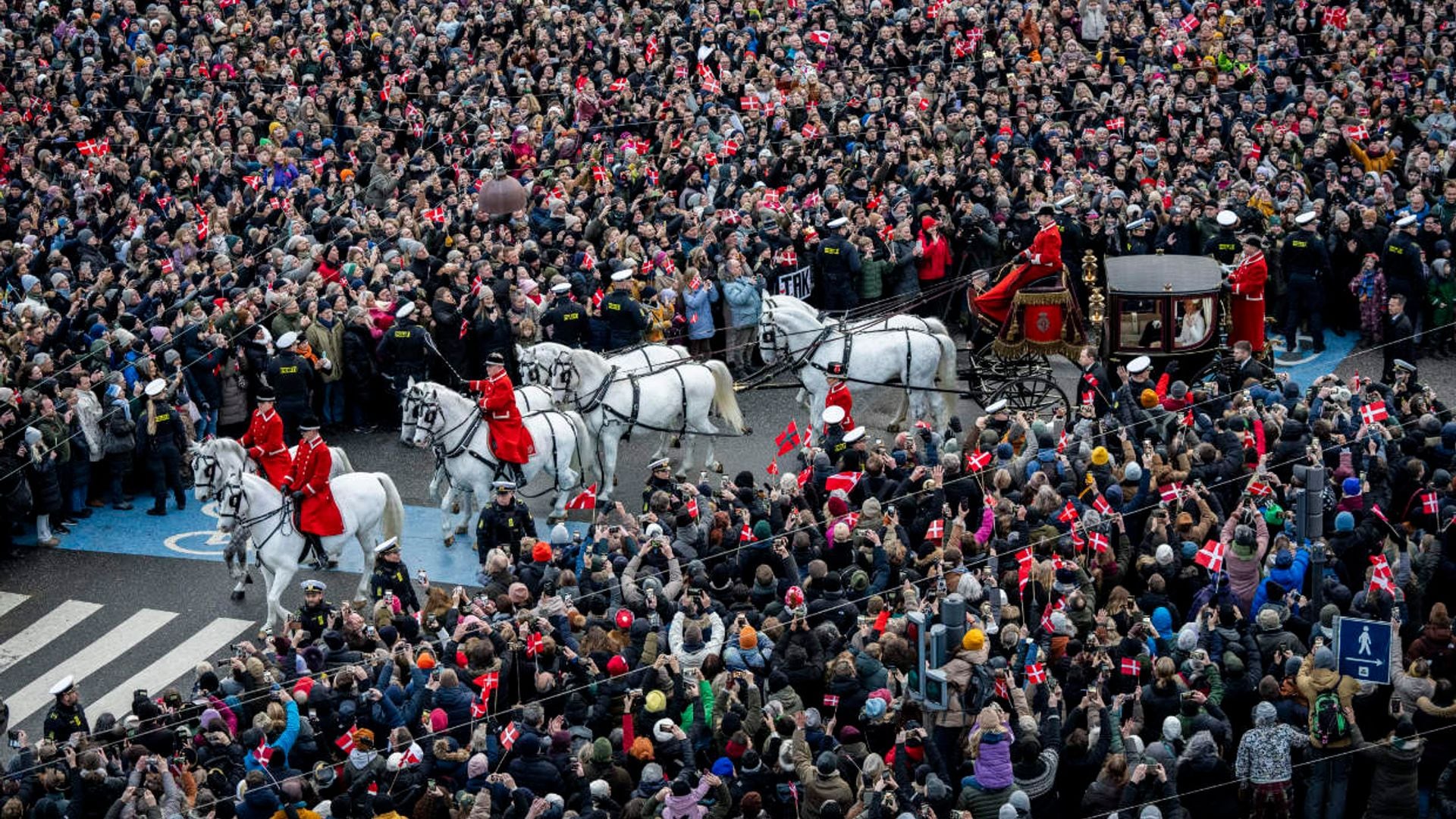 El multitudinario primer viaje en carruaje de Federico y Mary de Dinamarca como nuevos Reyes