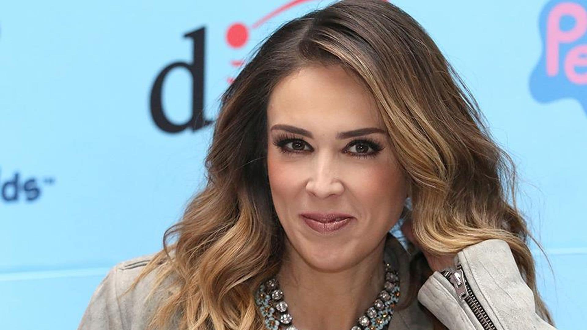 ¡Las mejores enfermeras! Jacky Bracamontes se deja consentir por sus hijas