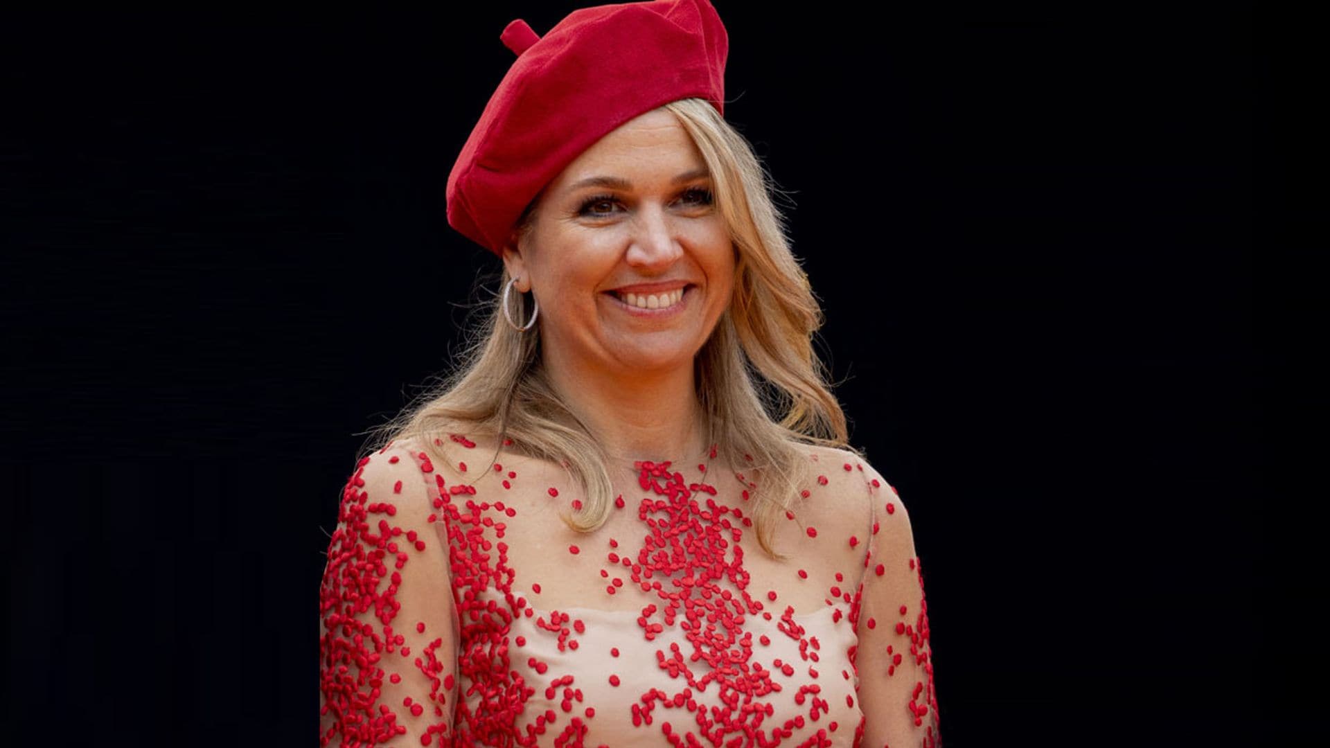 Máxima, Charlene y otras 'royals' que han triunfado con el accesorio parisino más chic