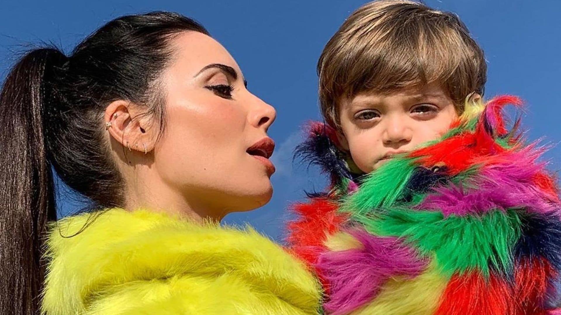 ¡Puro amor! Alejandro, el hijo de Pilar Rubio, se come a besos a su hermano pequeño Maximo