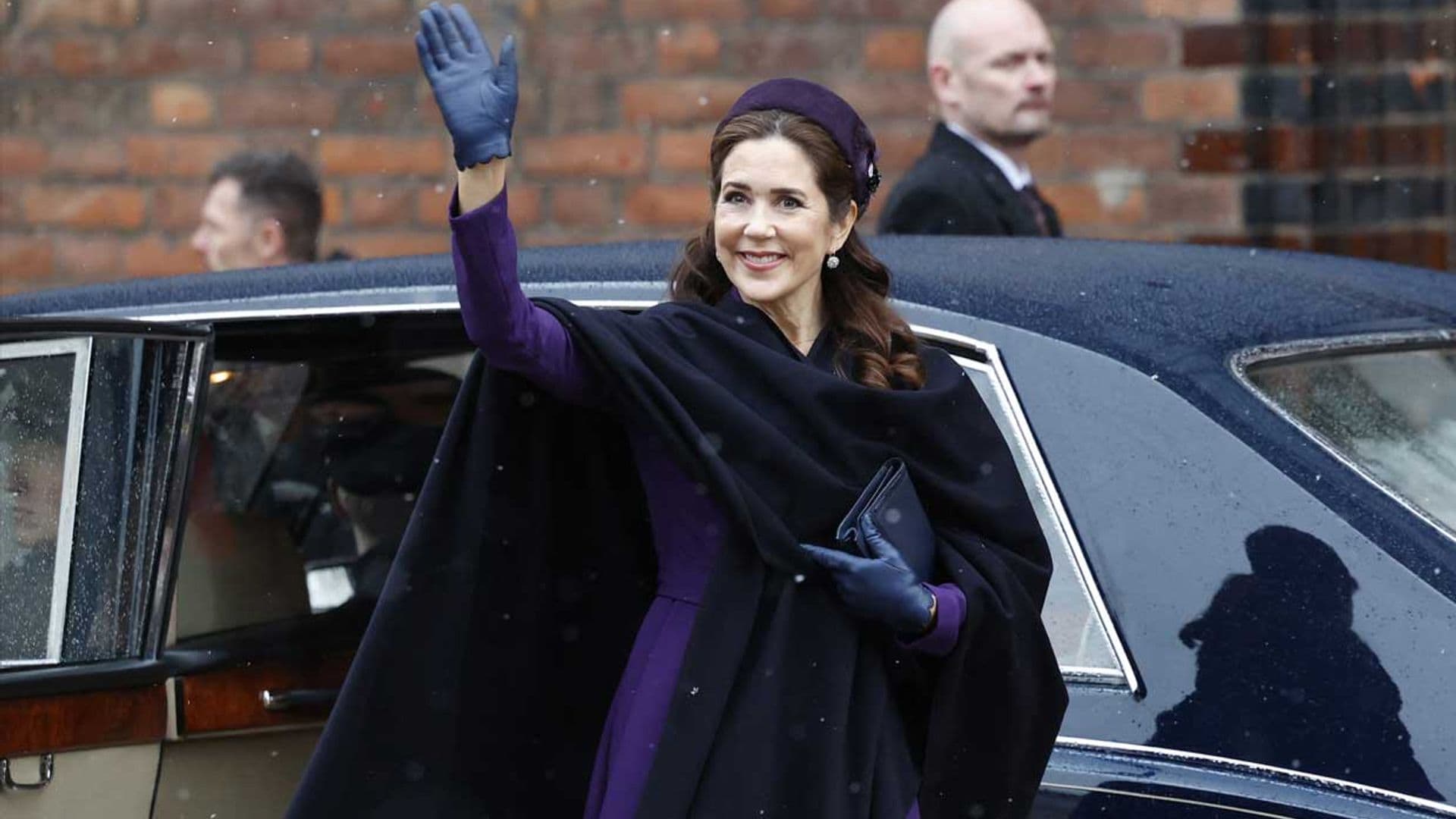Mary de Dinamarca deslumbra desafiando a la nieve con el mismo vestido púrpura que llevó en la coronación de Carlos III
