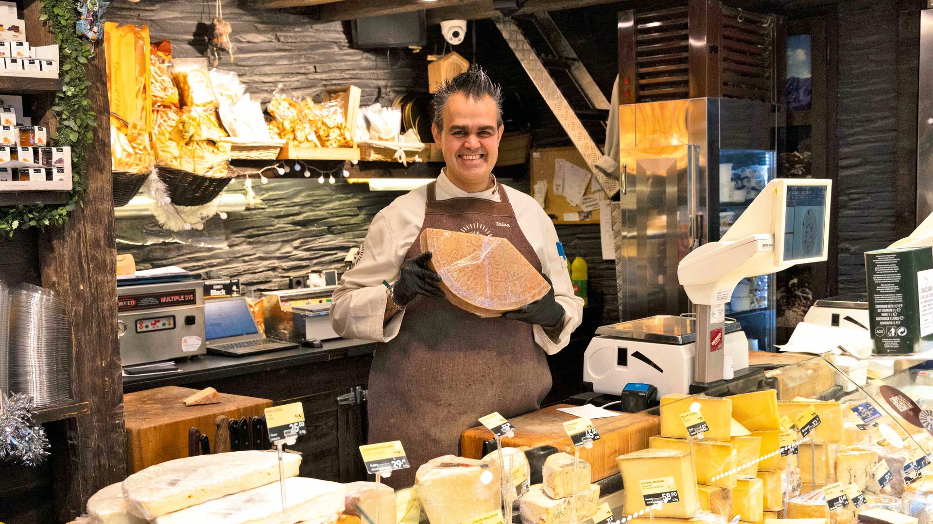 Salvador Valero, maestro quesero de Bon Fromage Mercado de Chamartín