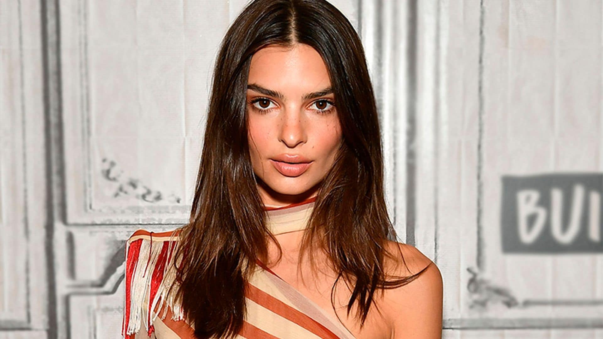 Emily Ratajkowski ahorra espacio en su neceser utilizando así un pintalabios