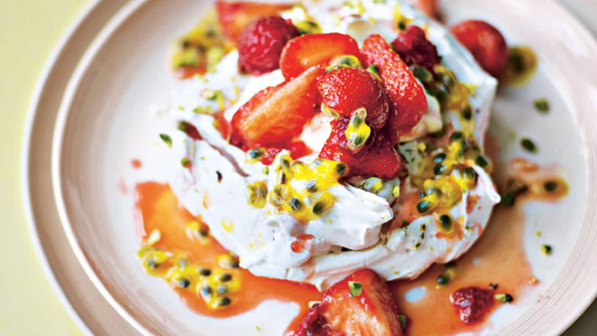 Merengue de pistachos con fresas y frambuesas