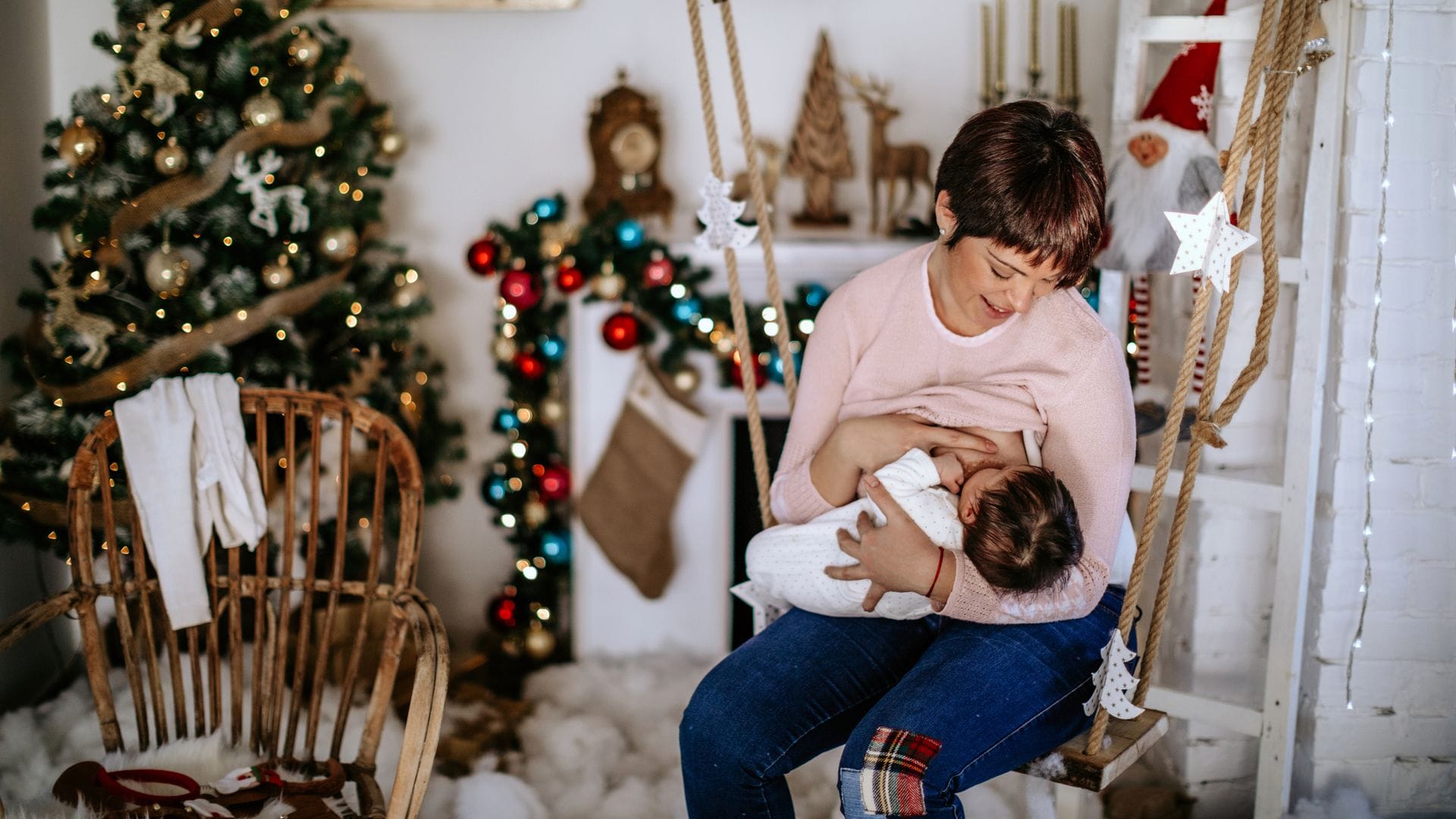 Madre amamanta a su bebé en Navidad