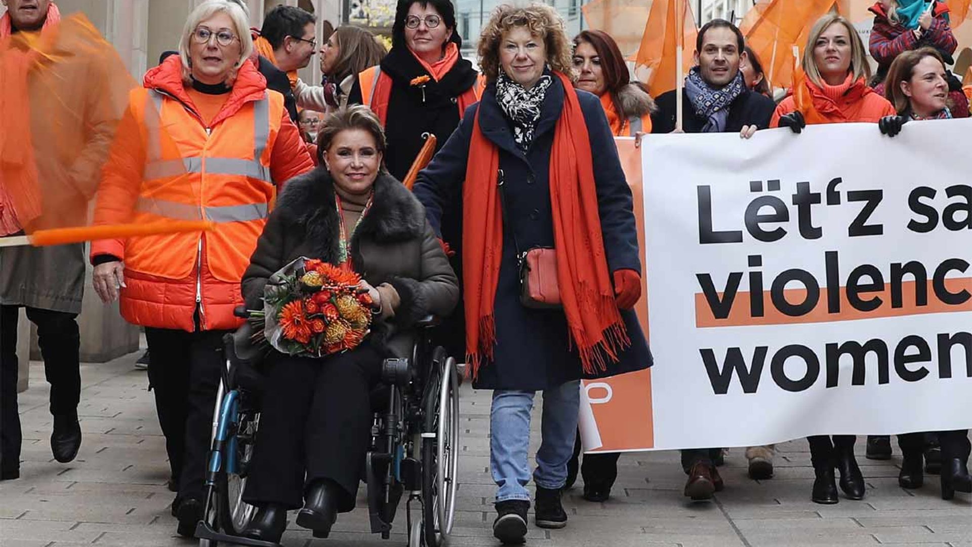 En silla de ruedas, con o sin muletas, María Teresa de Luxemburgo no abandona su agenda