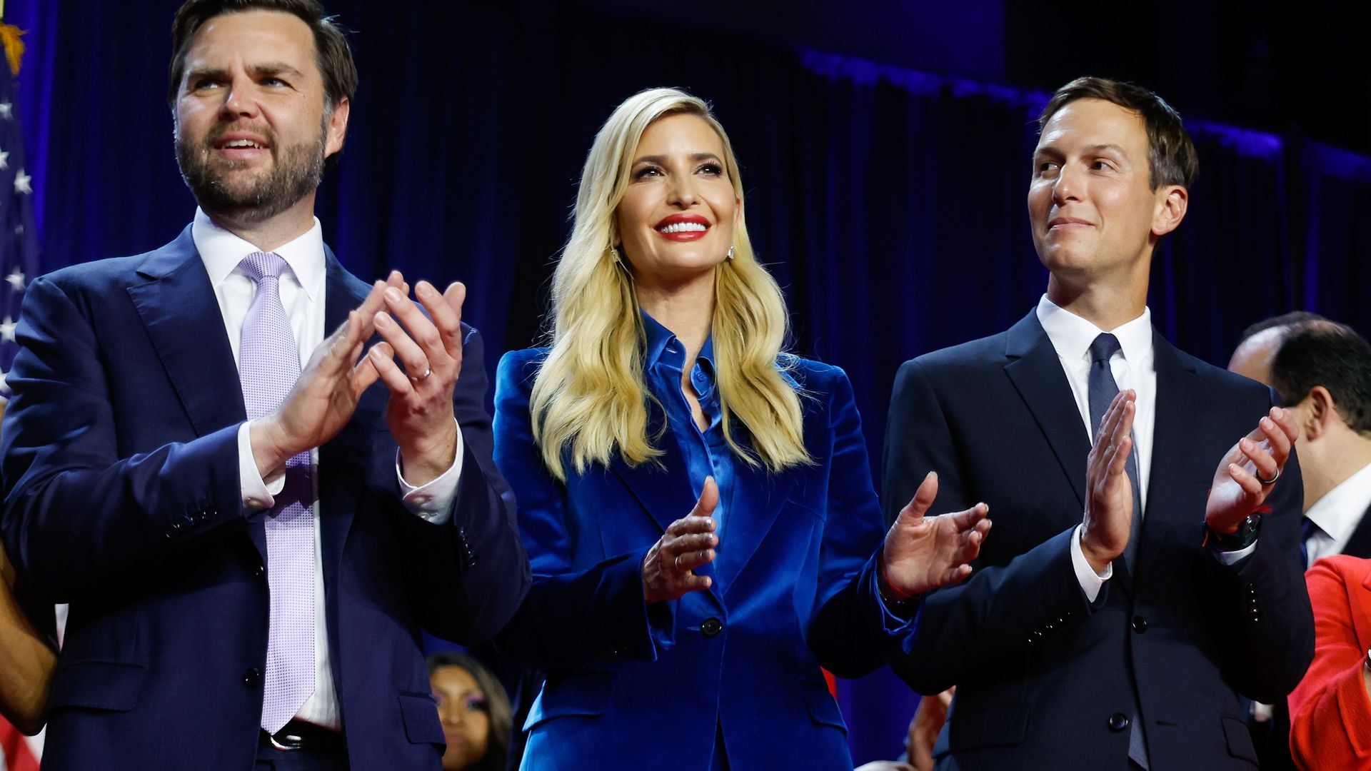 Ivanka Trump, con un traje de terciopelo azul junto a su victorioso padre