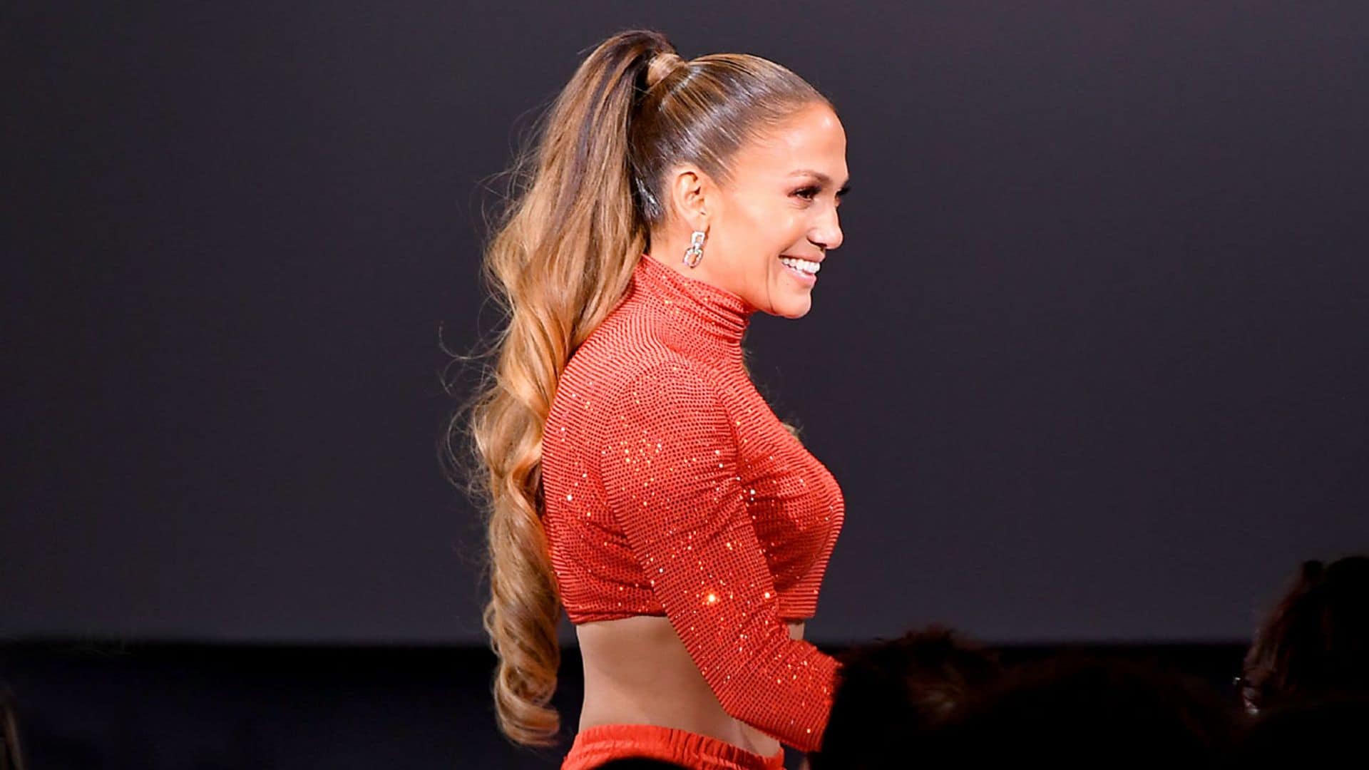 Desvelado el curioso truco de la coleta perfecta de Jennifer Lopez