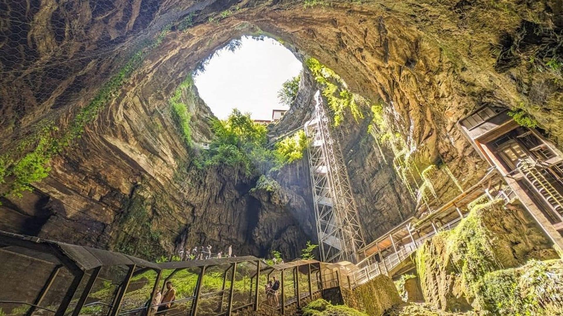 El abismo de Padirac, la maravilla subterránea que queda al lado de Rocamadour