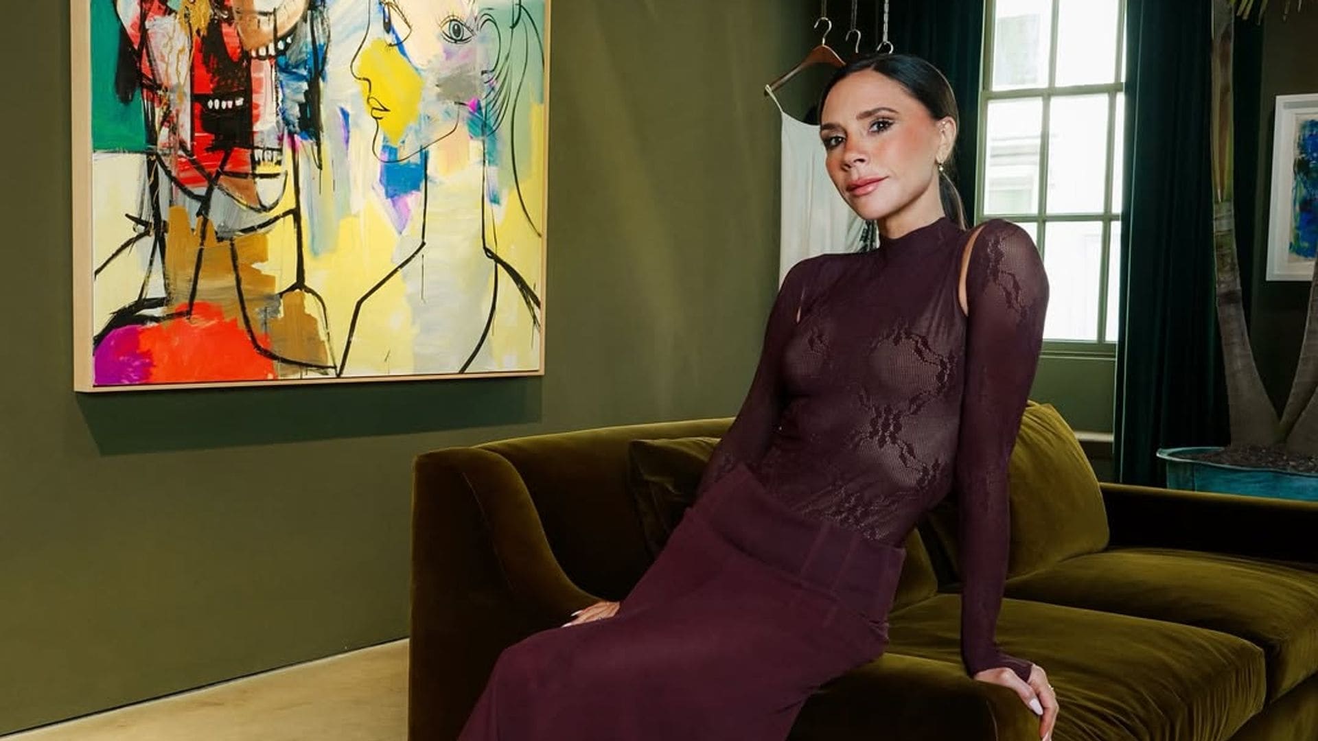 Victoria Beckham presenta su nueva alianza artística en Londres con un look burdeos con bodi de encaje y 'falda-corsé'