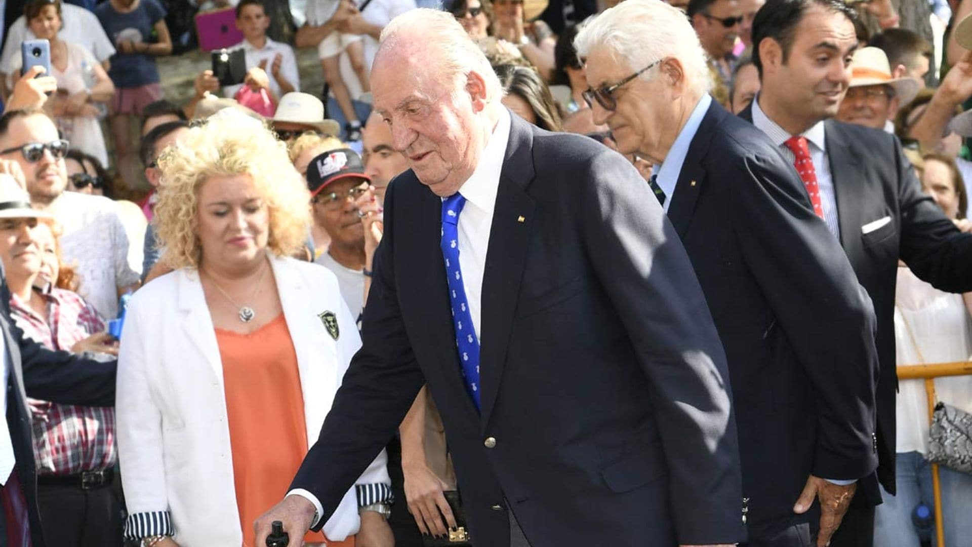 Aplausos y gritos de 'viva el Rey': don Juan Carlos recibe el cariño de la gente en su despedida