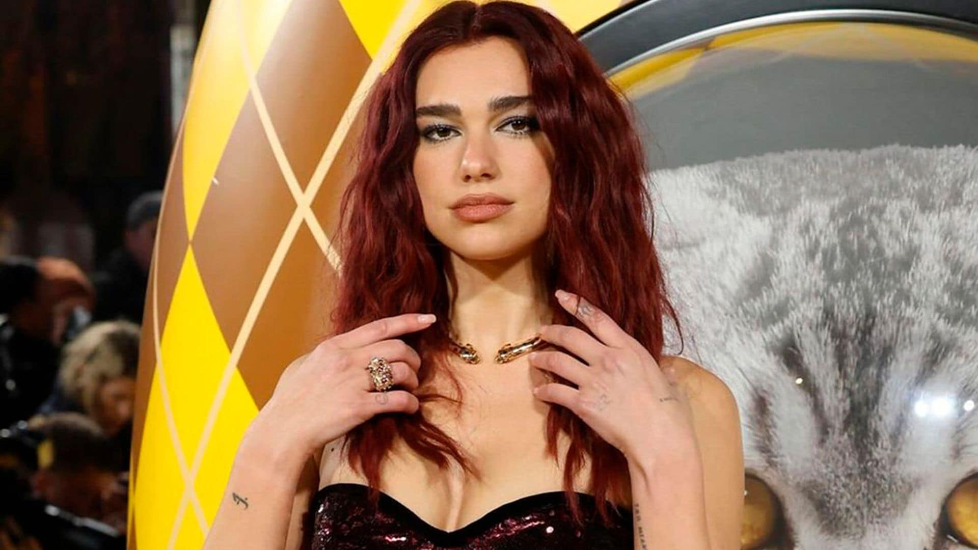 Dua Lipa sorprende en la premier de su película con un vestido bañado en lentejuelas y collar de 100.000 euros