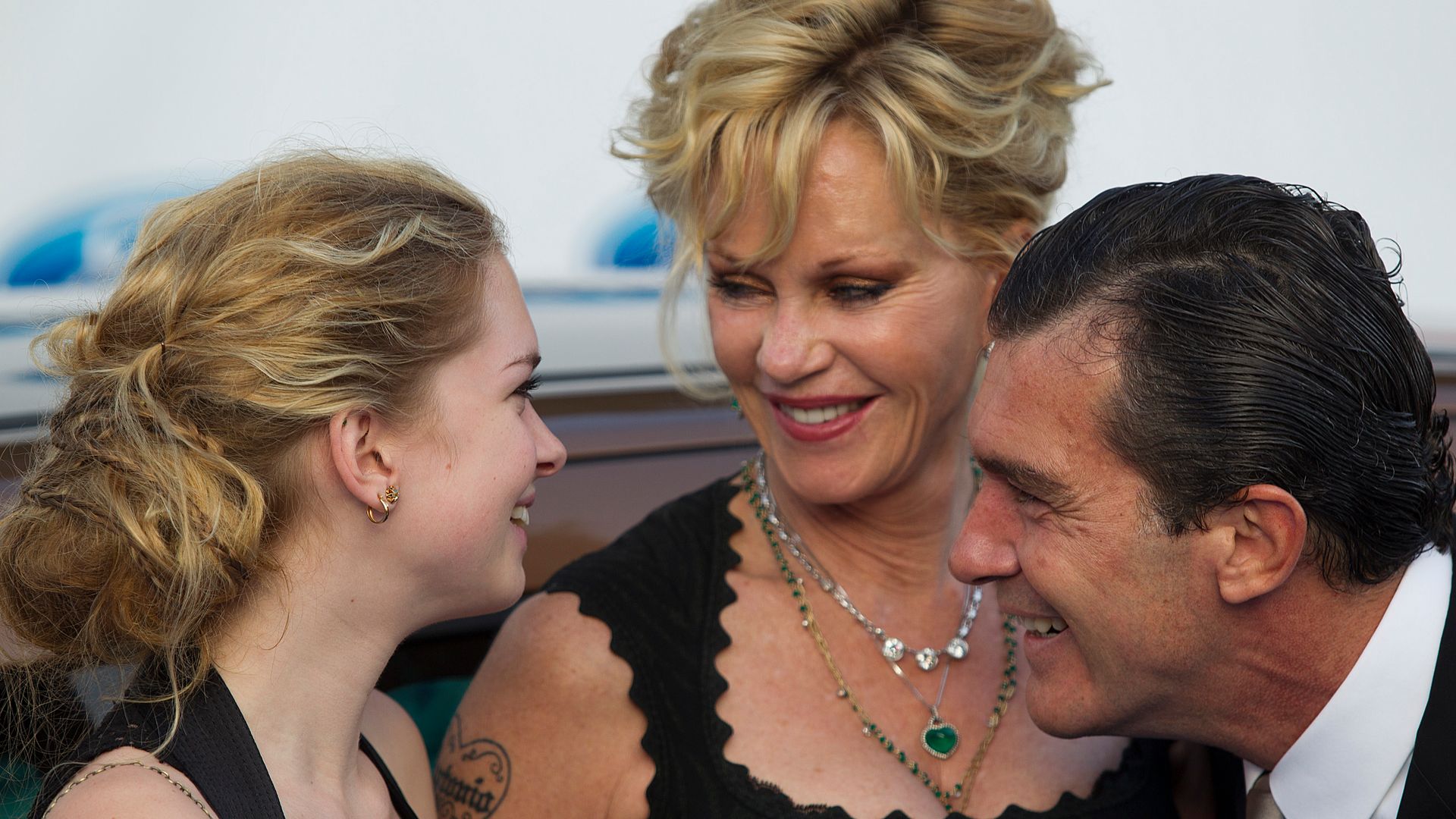 Las cariñosas felicitaciones de Antonio Banderas y Melanie Griffith a su hija ante su próxima boda