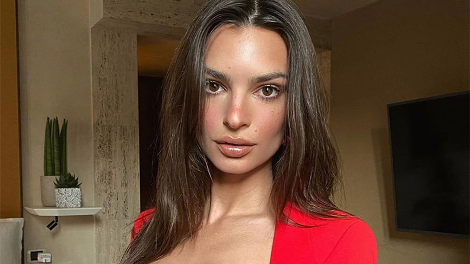 Descubrimos a qué diva del pop ha copiado Emily Ratajkowski sus nuevos pendientes