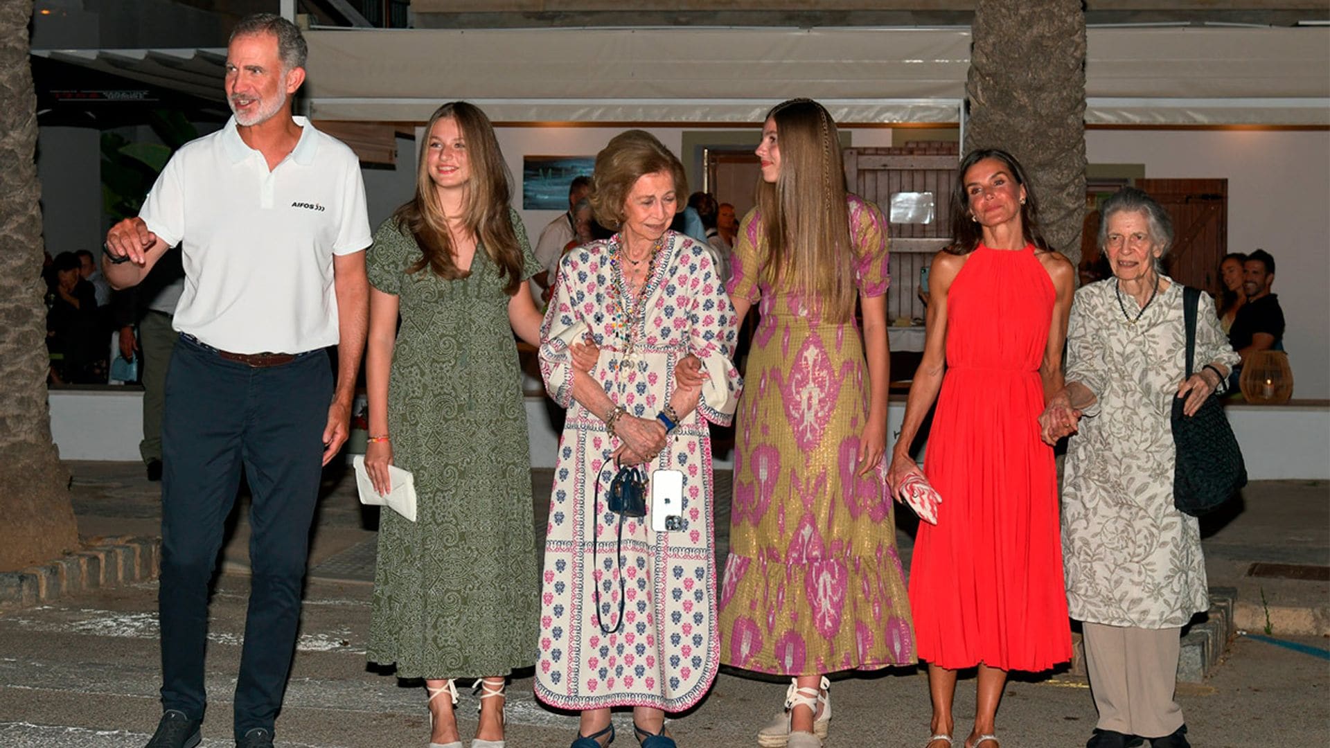 Los versátiles looks de la reina Letizia, la princesa Leonor y la infanta Sofía para una cena familiar