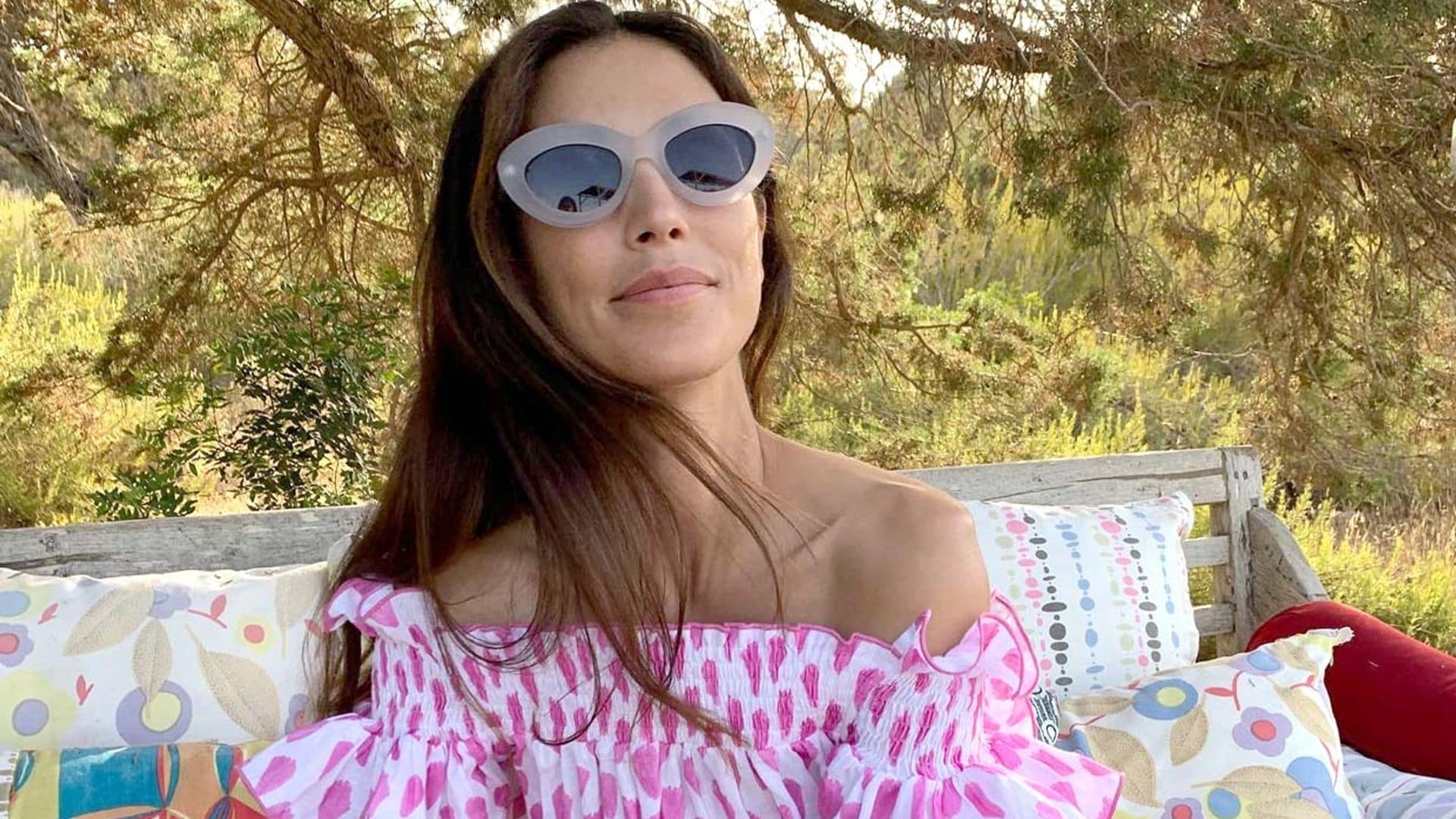 Un vestido de lino y gafas españolas de sol, la elección de Sassa para despedirse de Formentera