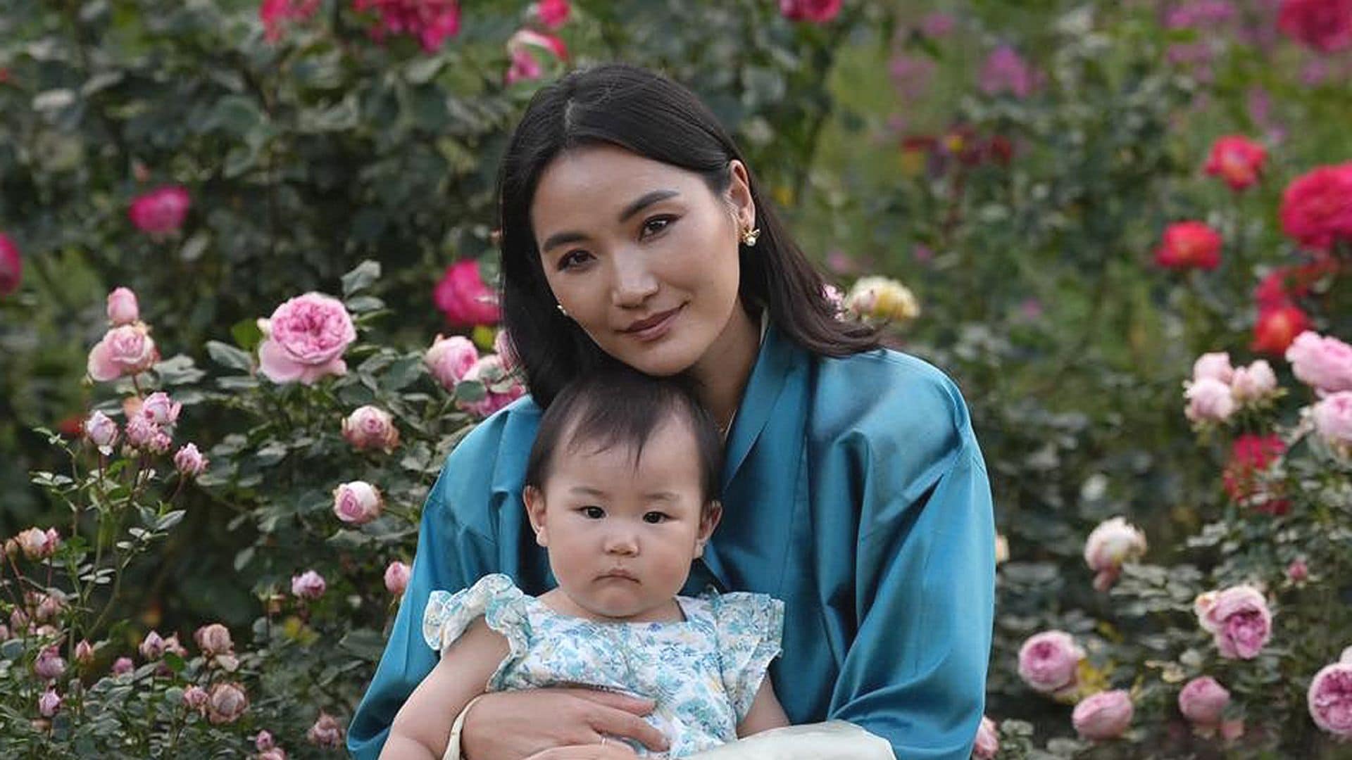La reina de Bután cumple 34 años y lo celebra con un posado junto a su tercera hija