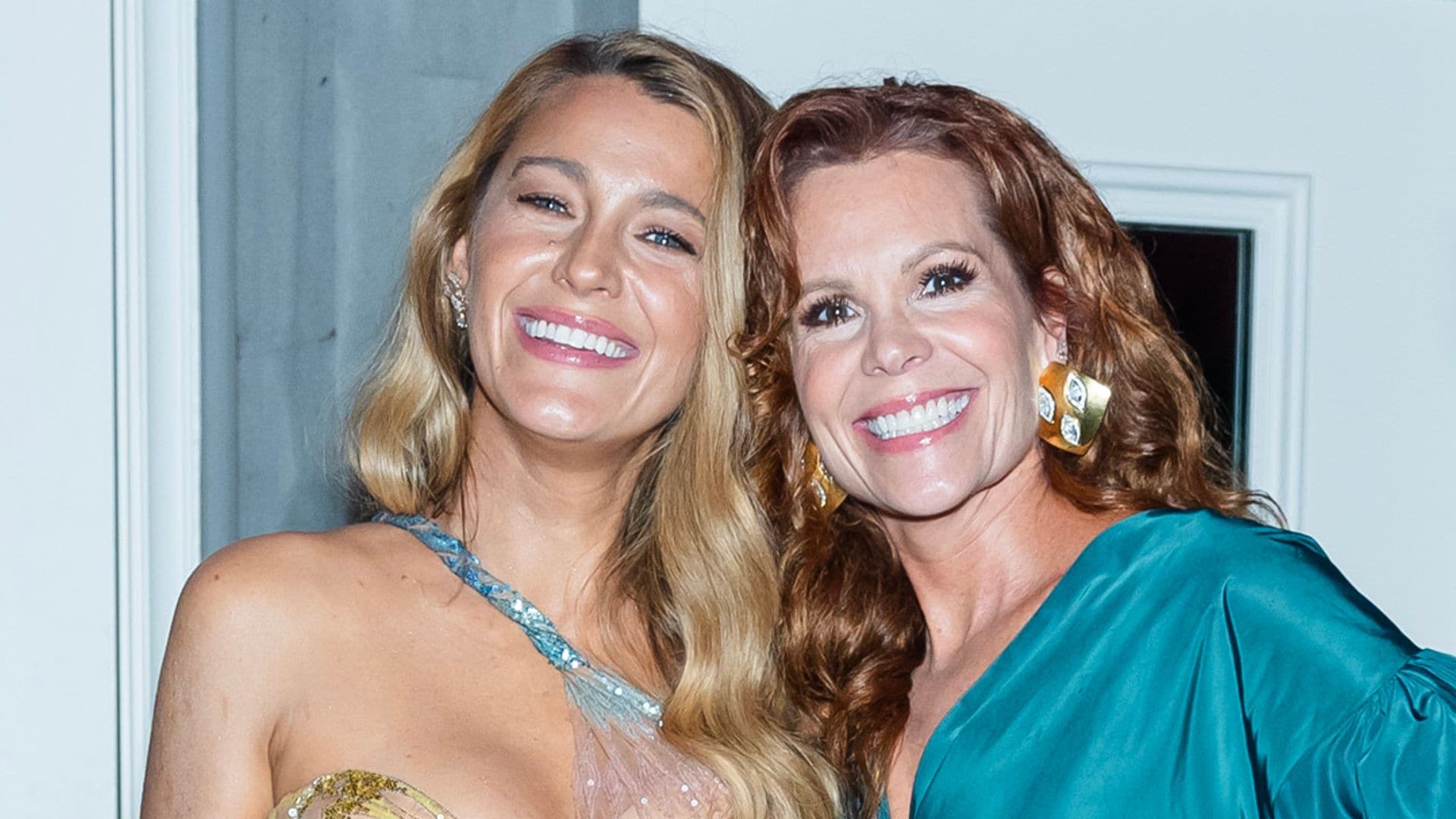 Blake Lively con su hermana Robyn Lively