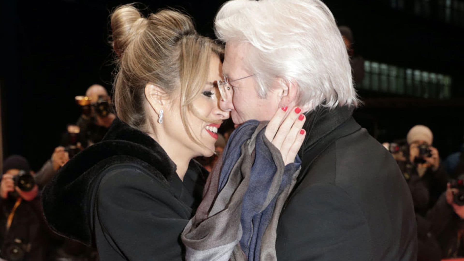 Richard Gere y Alejandra Silva se dedican besos y mimos sobre la alfombra de la Berlinale