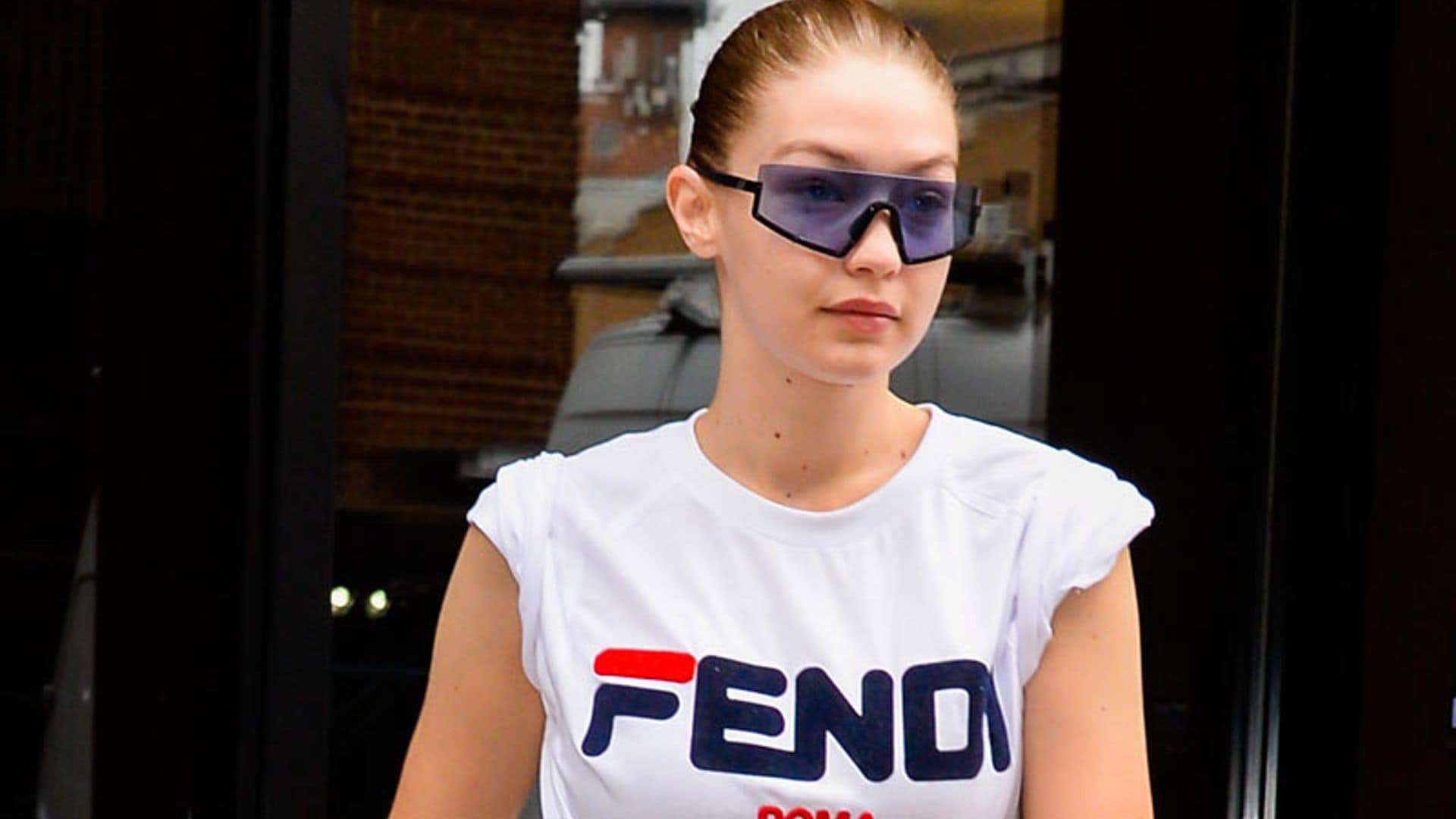 ¿Vestido o pantalón? Gigi Hadid propone dos ideas para un 'casual friday'