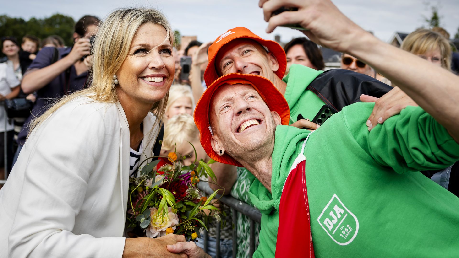 Máxima recupera el traje blanco de lino de sello español perfecto para poner el broche de oro al verano