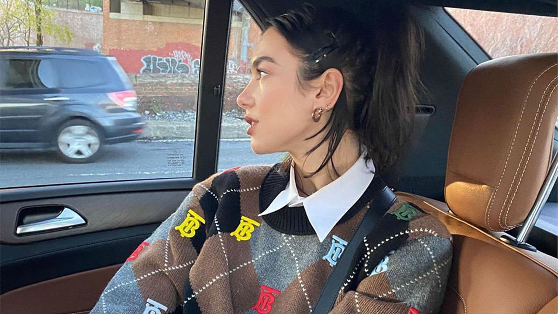 El de Dua Lipa y otros jerséis de rombos que quedan genial con pantalones o faldas