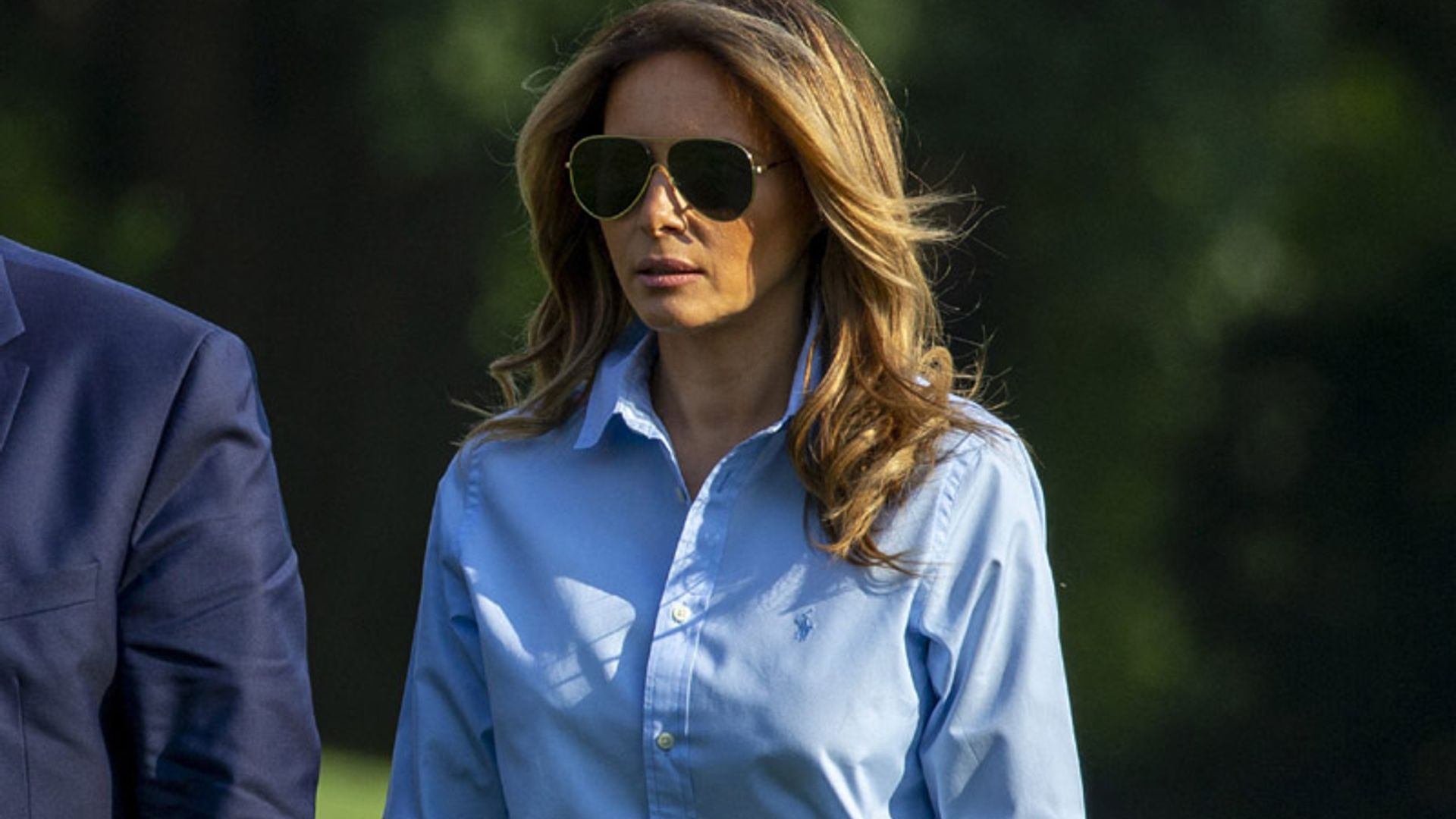 Melania Trump anticipa el relevo del pantalón pitillo y la camisa blanca