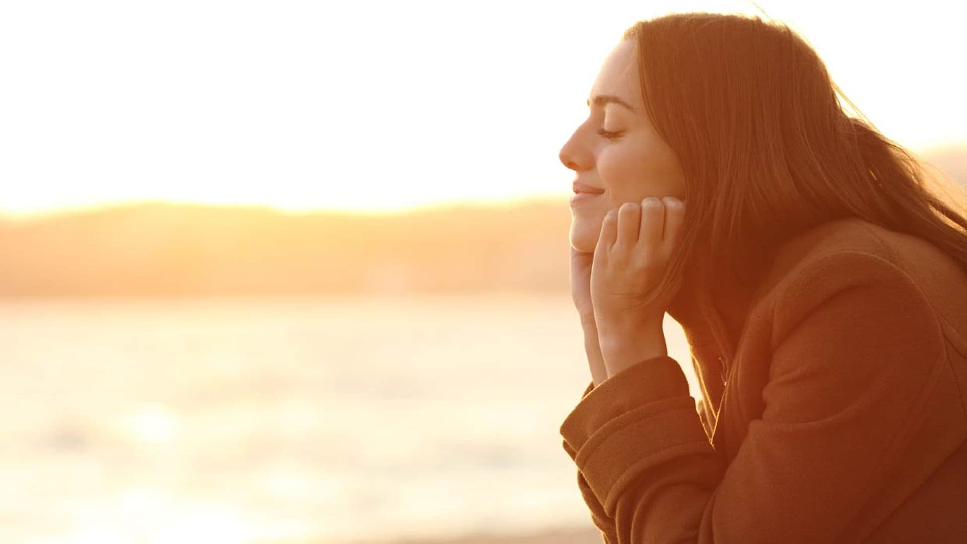 mujer pensativa feliz