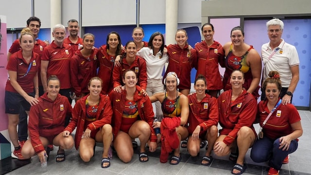 La reina Letizia anima a las chicas de la selección española de waterpolo: esto es lo que les ha dicho